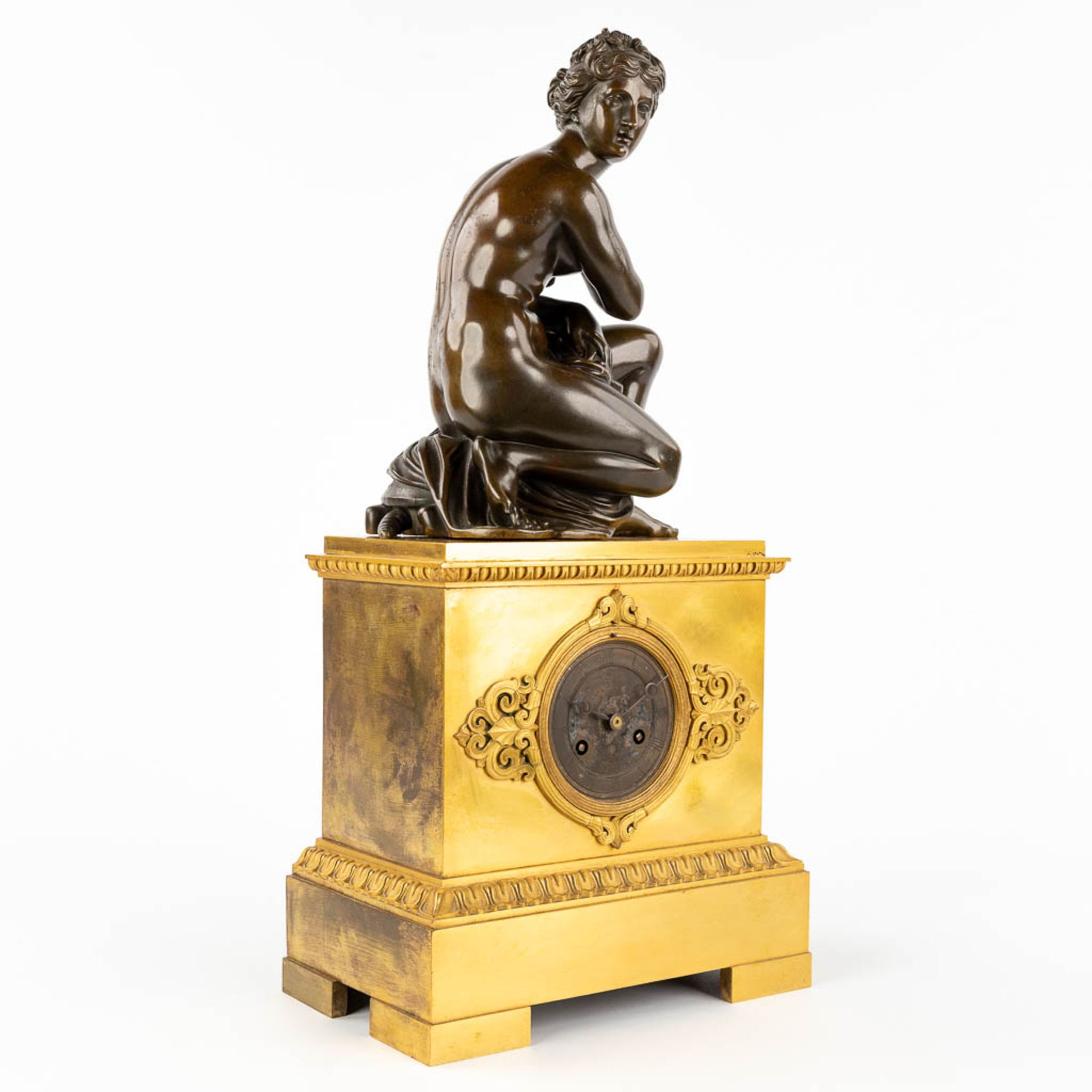 An antique mantle clock after Antoine Coysevox (1640-1720): 'The crouching Venus'. Empire, 19th C. ( - Image 4 of 11