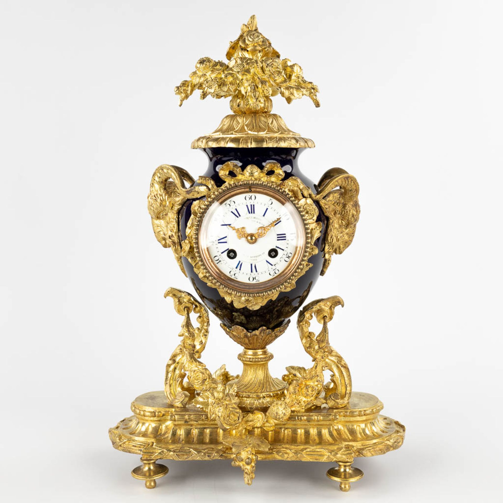 A mantle clock, gold-plated bronze on porcelain, finished with ram's heads. 19th C. (D:17 x W:46 x H - Bild 3 aus 16