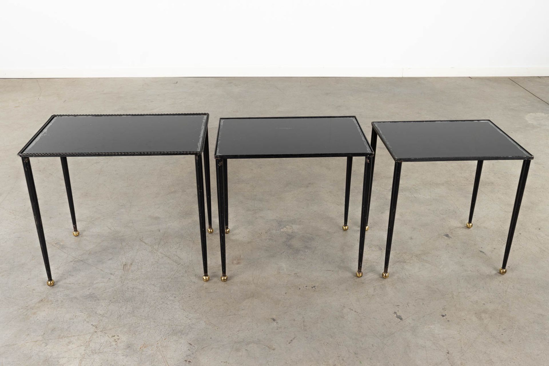 A set of Nesting tables, metal and black tinted glass. 20th C. (D:56 x W:37 x H:50 cm) - Bild 6 aus 10