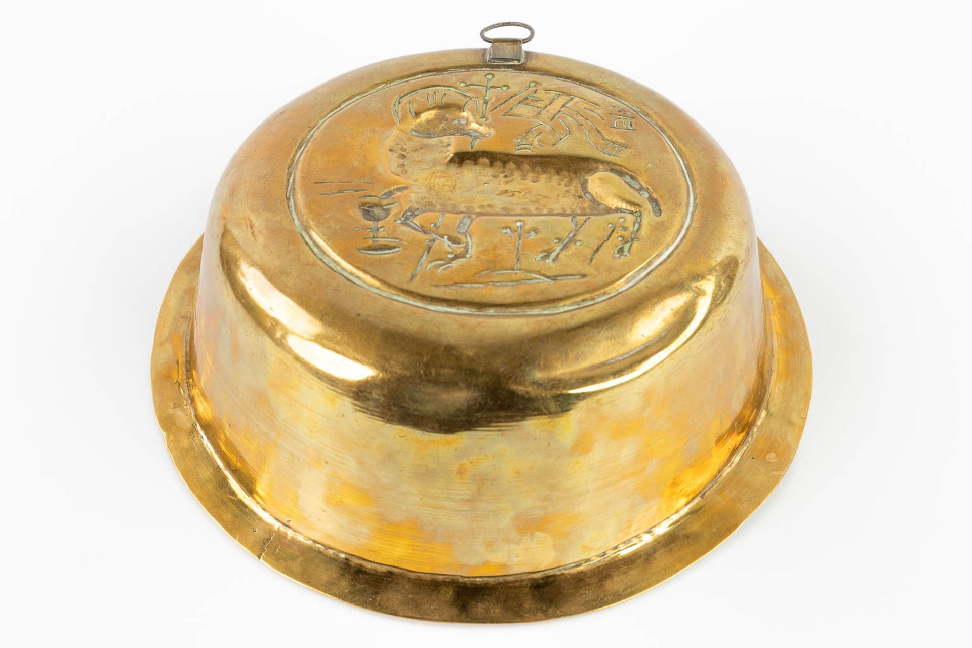 An antique Baptismal Font, copper embossed with an image of the Holy Lamb. 17th C. (H:7,5 x D:26 cm) - Image 8 of 9