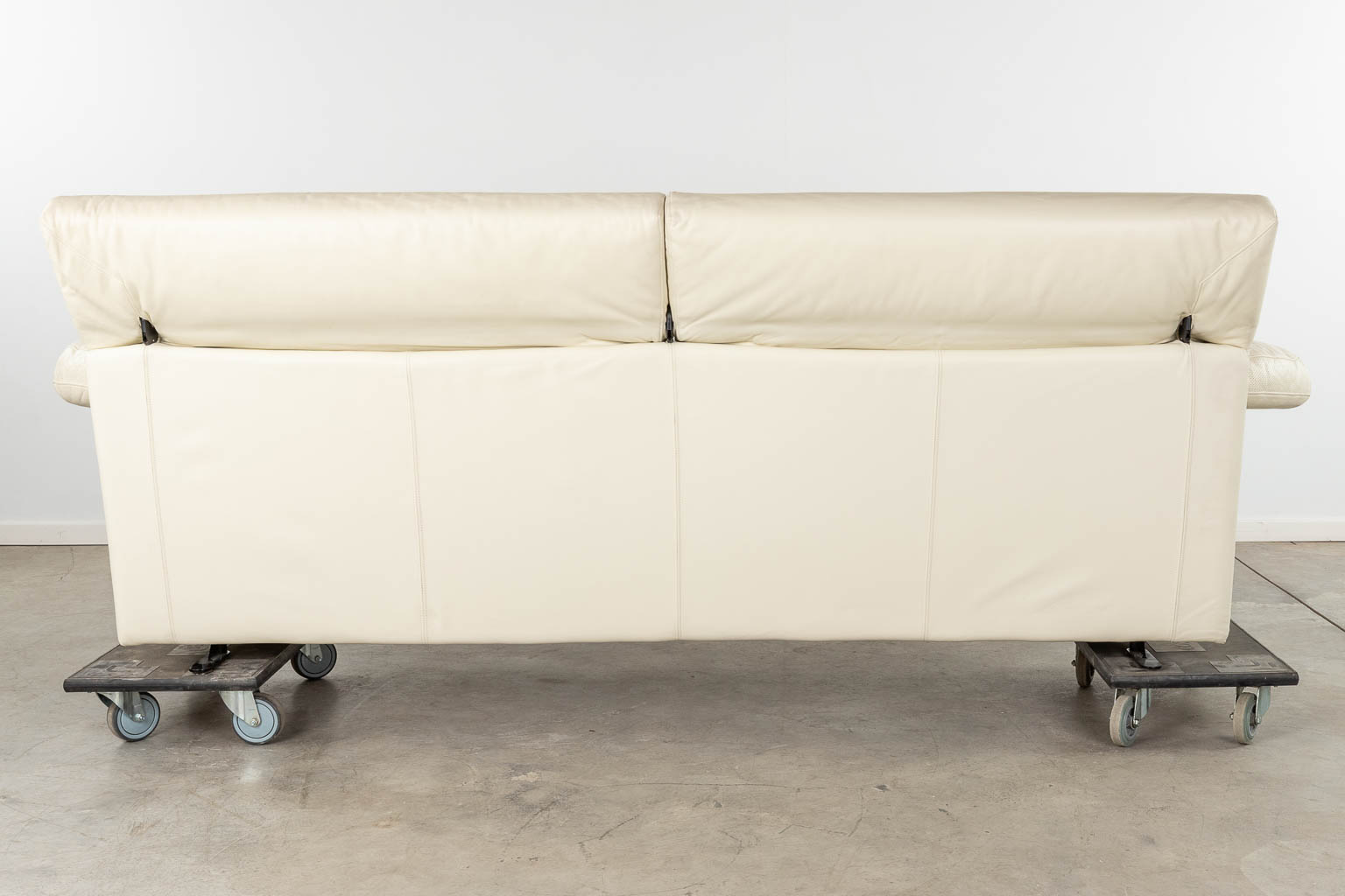 Paolo PIVA (1950-2017) 'Arca' for B&amp;B Italia. Two and Three seater leather sofa. (D:90 x W:250 x - Image 15 of 27