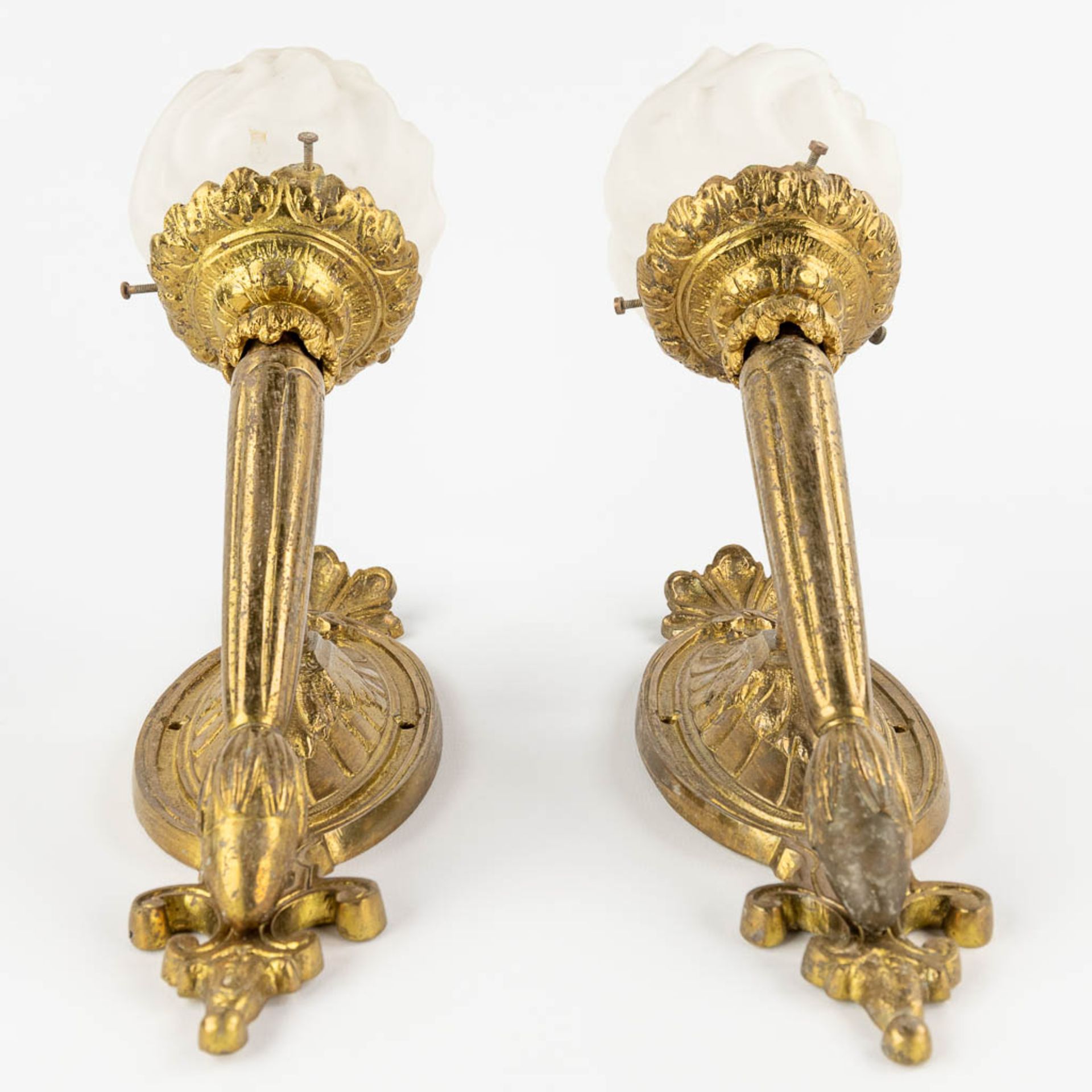 A pair of wall-mounted gilt bronze torches with a glass shade. Circa 1920. (D:21 x W:9 x H:39 cm) - Image 6 of 13