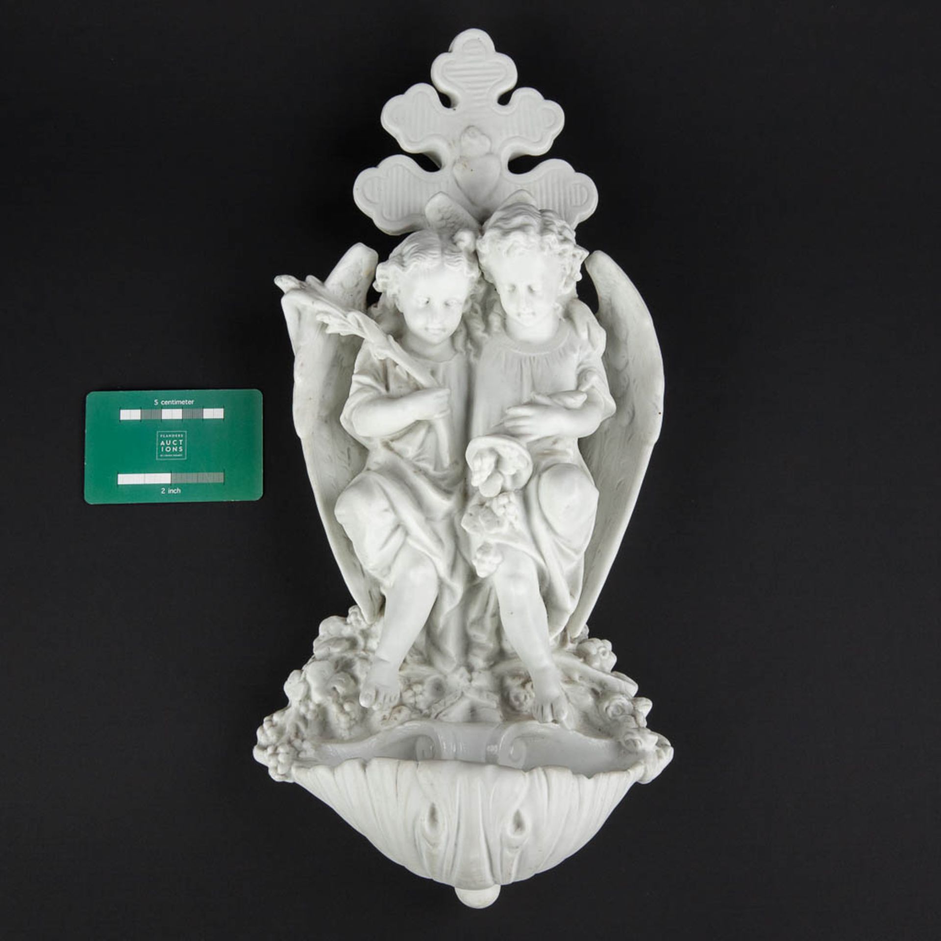 A holy water font, bisque porcelain decorated with two angels. Circa 1900. (D:11 x W:20 x H:41 cm) - Bild 2 aus 12