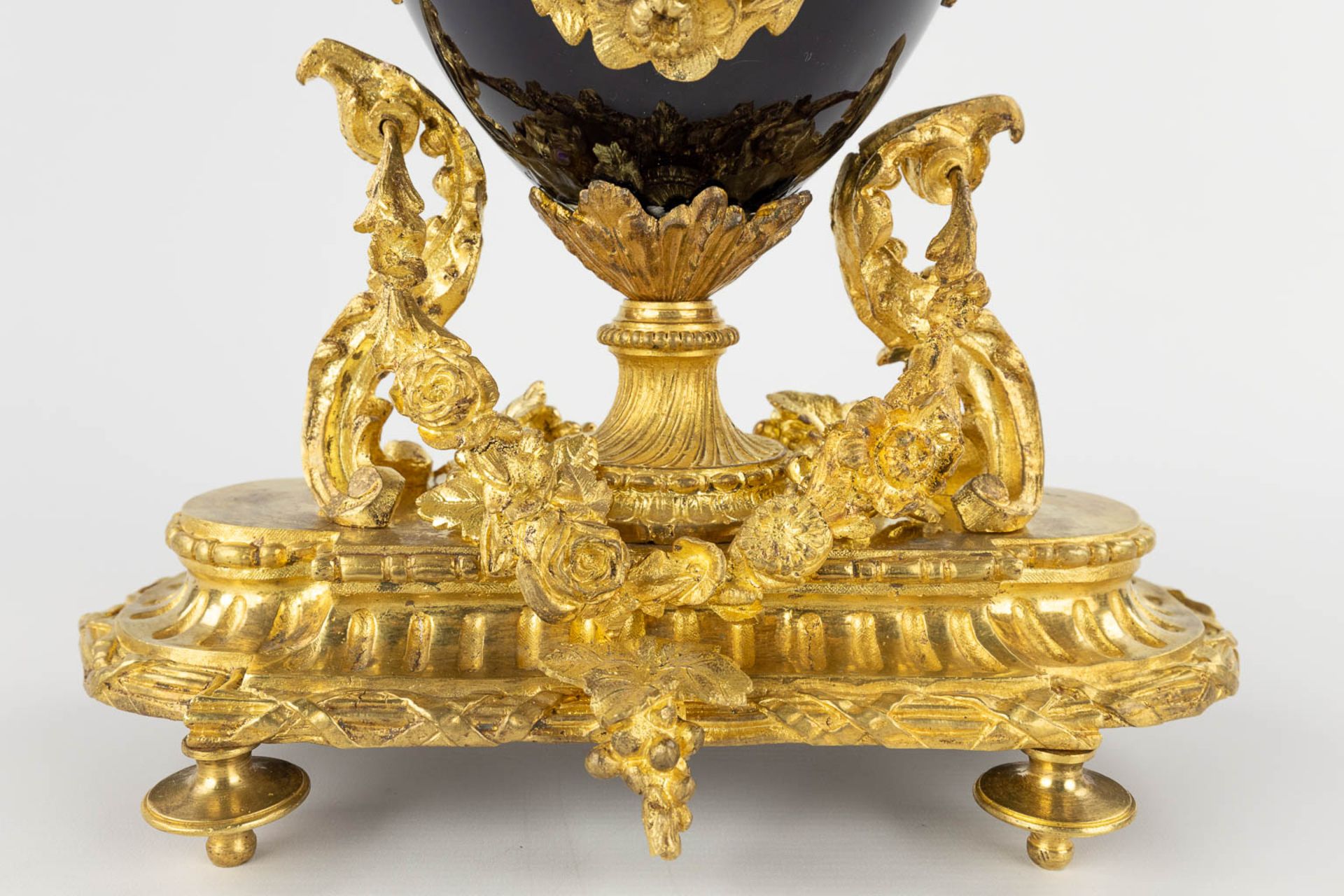 A mantle clock, gold-plated bronze on porcelain, finished with ram's heads. 19th C. (D:17 x W:46 x H - Bild 11 aus 16