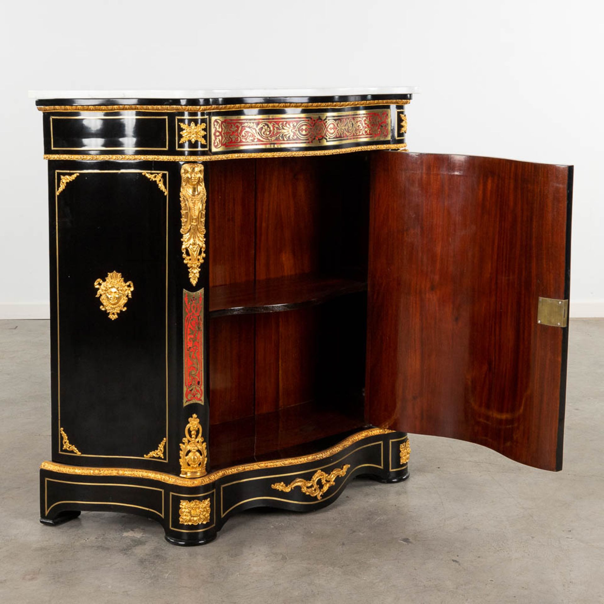 A Boulle cabinet with bow front, Tortoise shell and copper inlay, Napoleon 3, 19th C. (D:42 x W:114, - Image 3 of 19