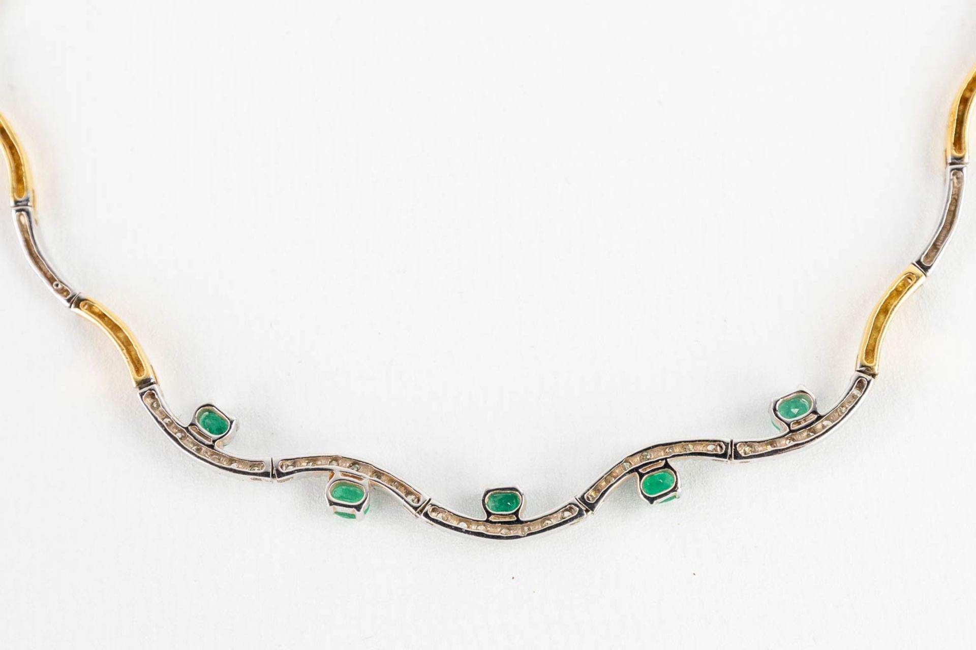 A necklace, 18 karats yellow and white gold, decorated with green, probably, emeralds. 24,67g. - Image 8 of 11