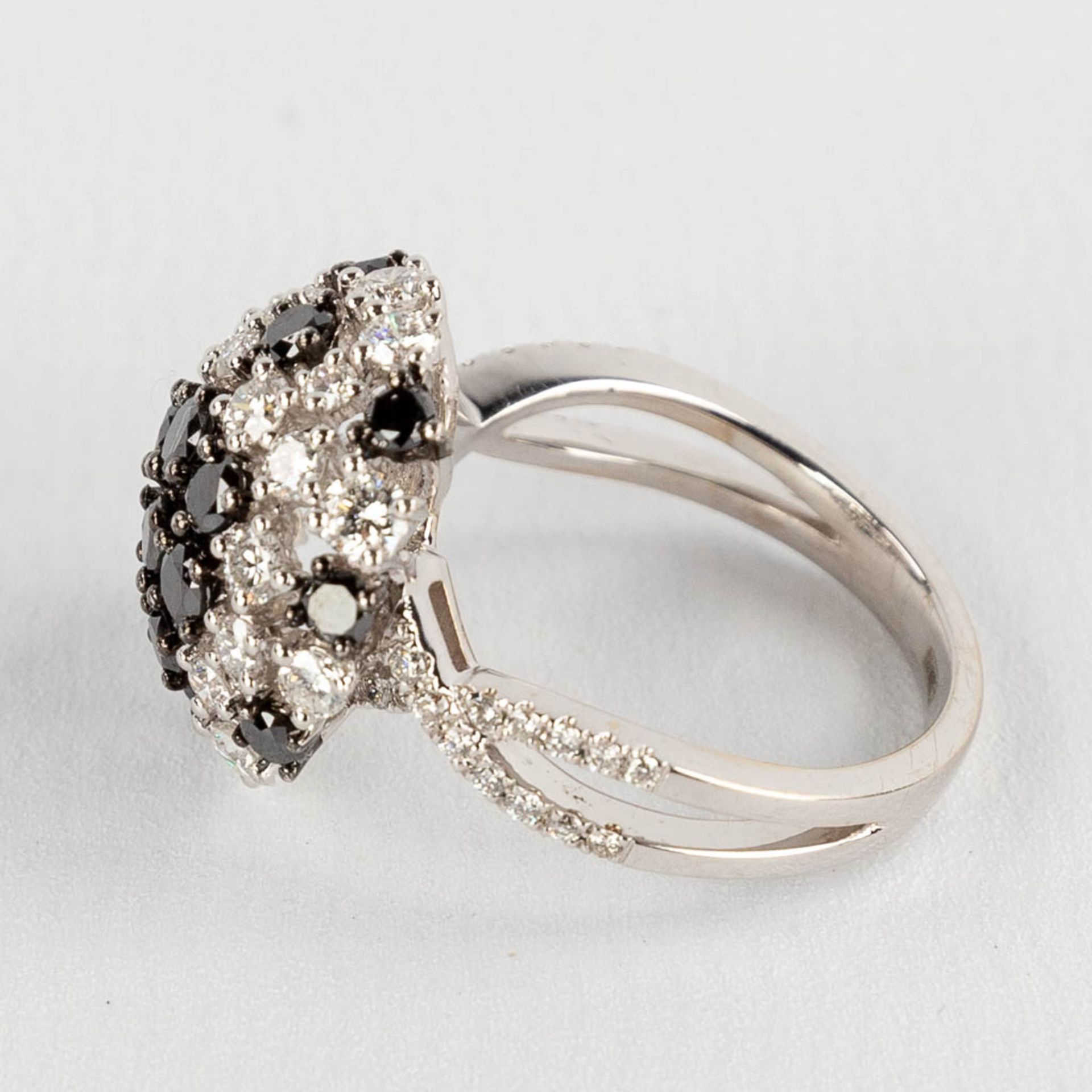 A ring, 18kt white gold with black and white diamonds, total approx. 1.81 ct. Ring size 54. - Image 6 of 10
