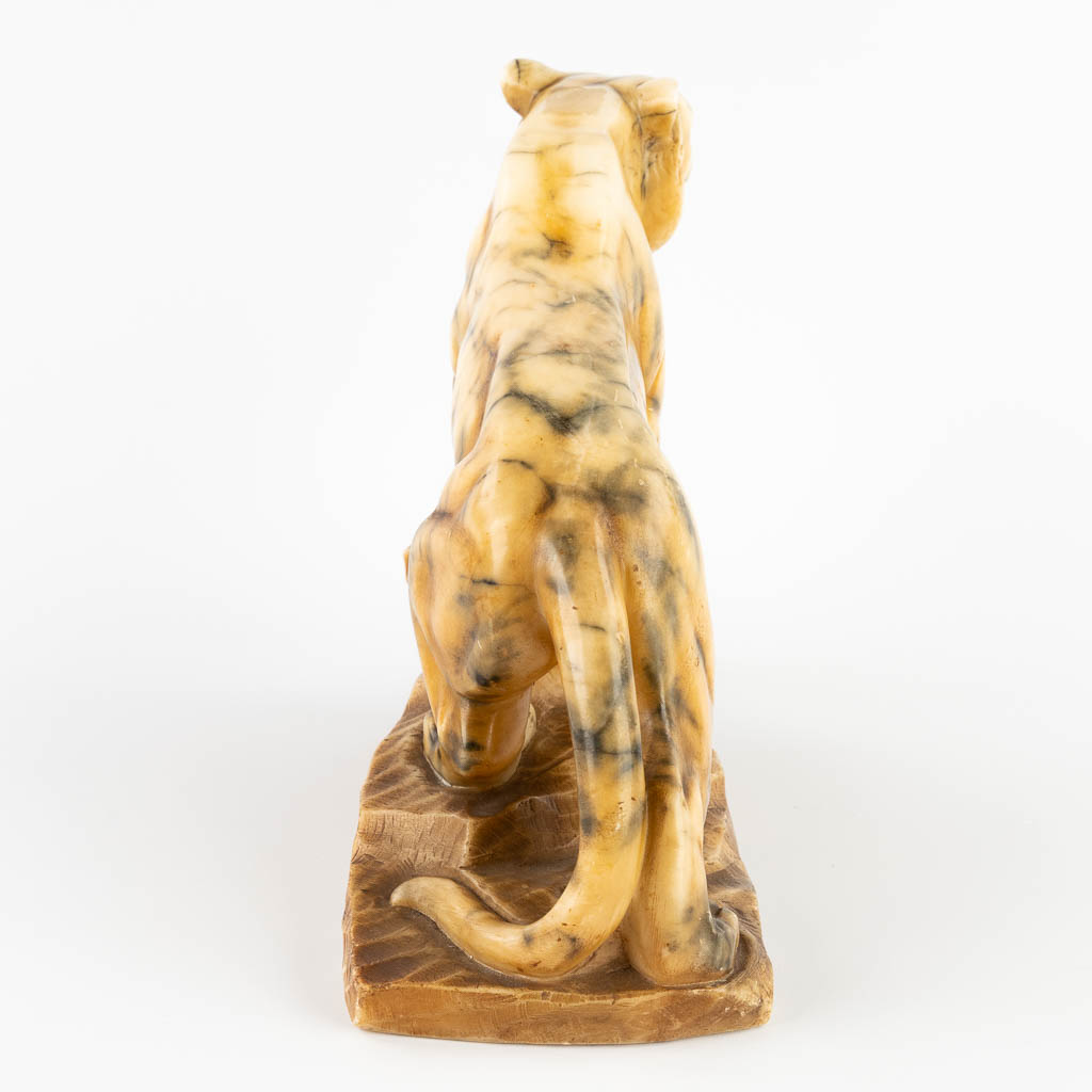 Figurine of a tiger, sculptured alabaster. 20th C. (D:13 x W:32 x H:27 cm) - Image 4 of 11