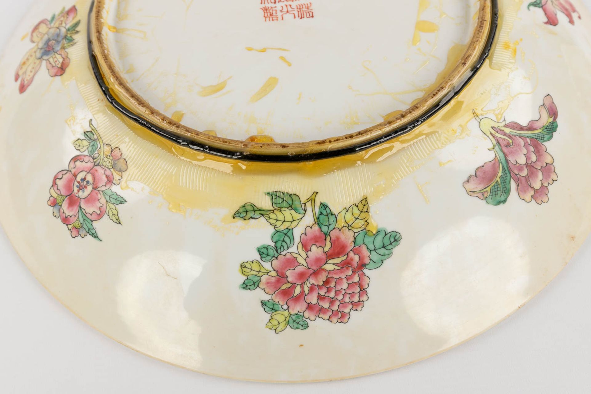 A Chinese Famille Rose plate, decorated with warriors, peaches and Foo Dogs. 19th/20th C. (D:45,5 cm - Bild 13 aus 13
