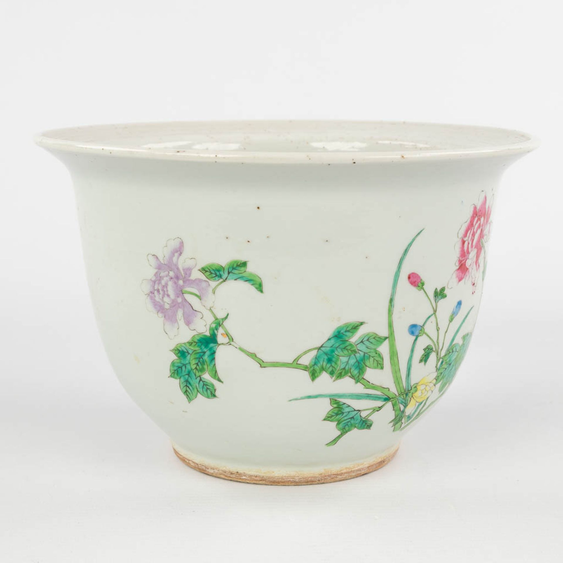 A Chinese Famille Rose cache pot, decorated with flowers. 19th/20th C. (H:15,5 x D:23,5 cm) - Image 3 of 10
