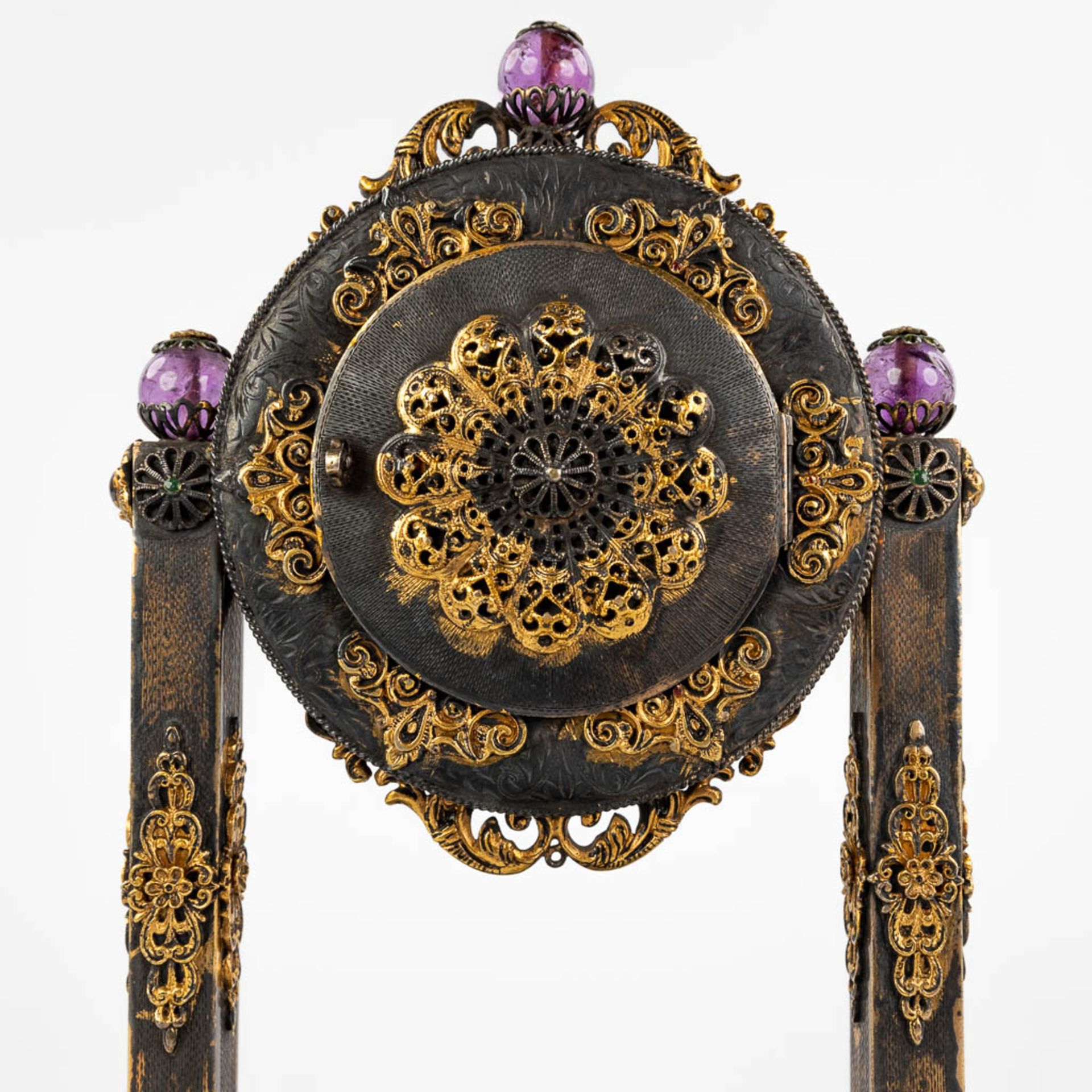 A mantle clock, silver and gold-plated metal and decorated with stone and onyx, pearls. Circa 1900. - Image 12 of 14