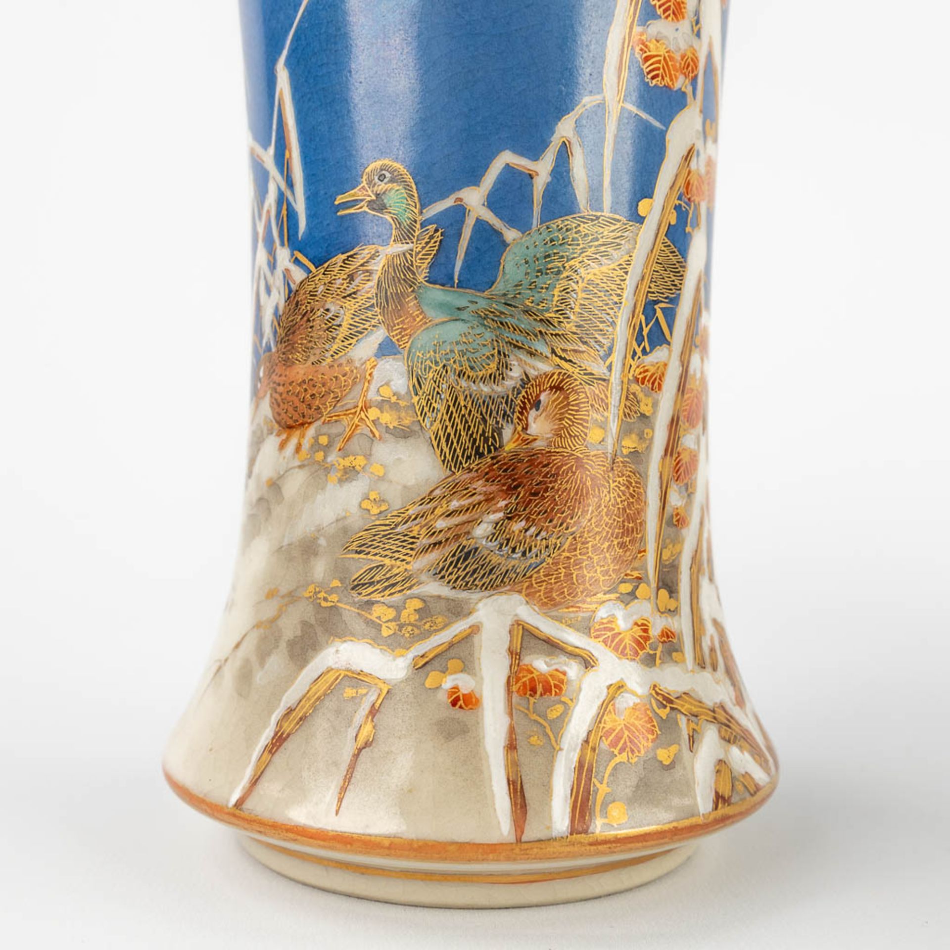 A pair of Japanese vases decorated with fauna and flora. (H:20 x D:16 cm) - Bild 13 aus 14