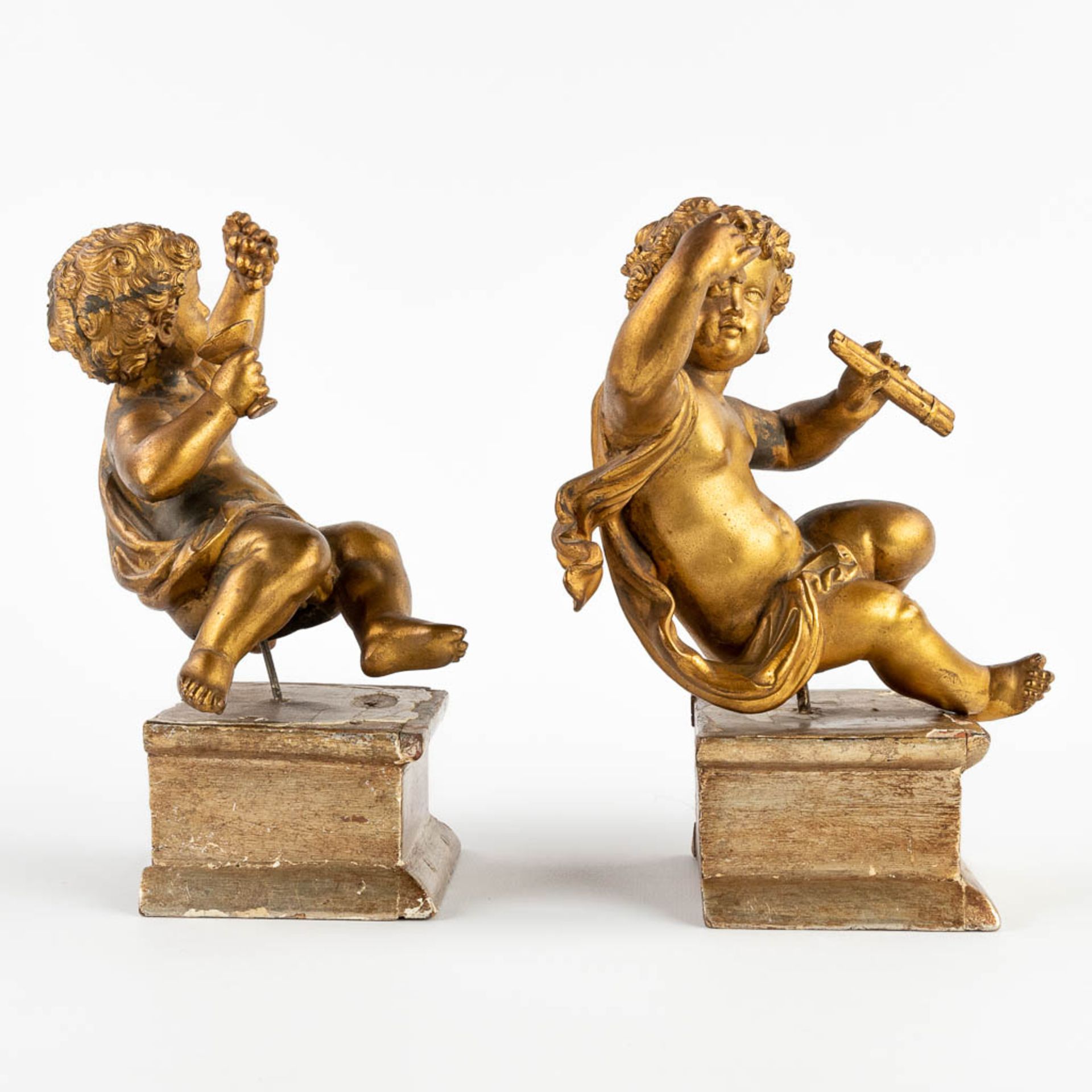 A pair of angels, gilt spelter and mounted on a wood base. 19th C. (W:12 x H:18 cm) - Image 4 of 14