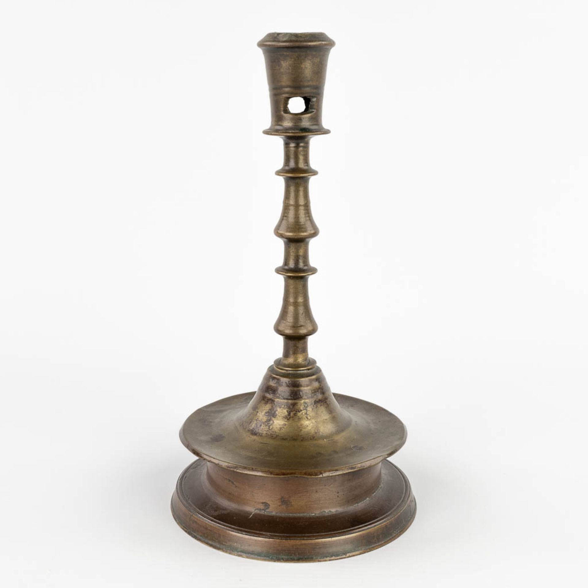 An antique Flemish or Dutch Button candlestick, bronze, 17th C (H:25 x D:13,3 cm) - Image 5 of 9