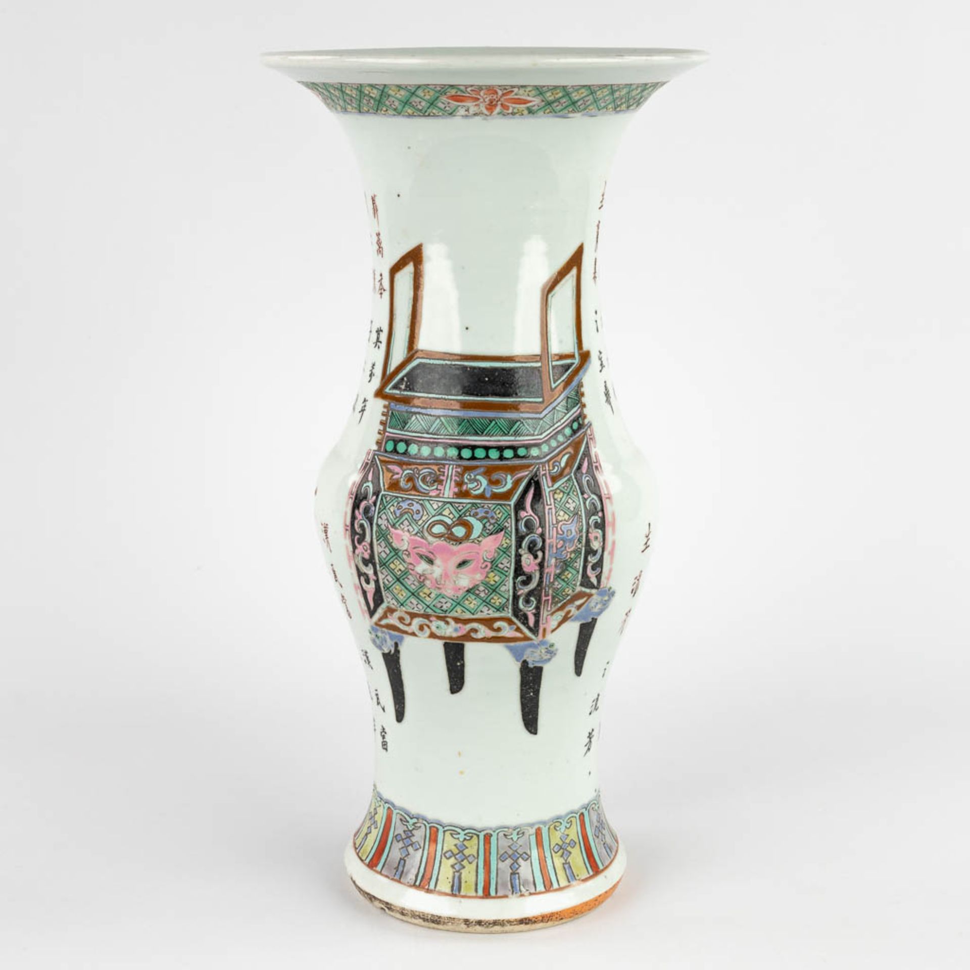 A Chinese Famille Rose Yenyen vase, 19th/20th C. (H:38 x D:20 cm) - Bild 4 aus 13