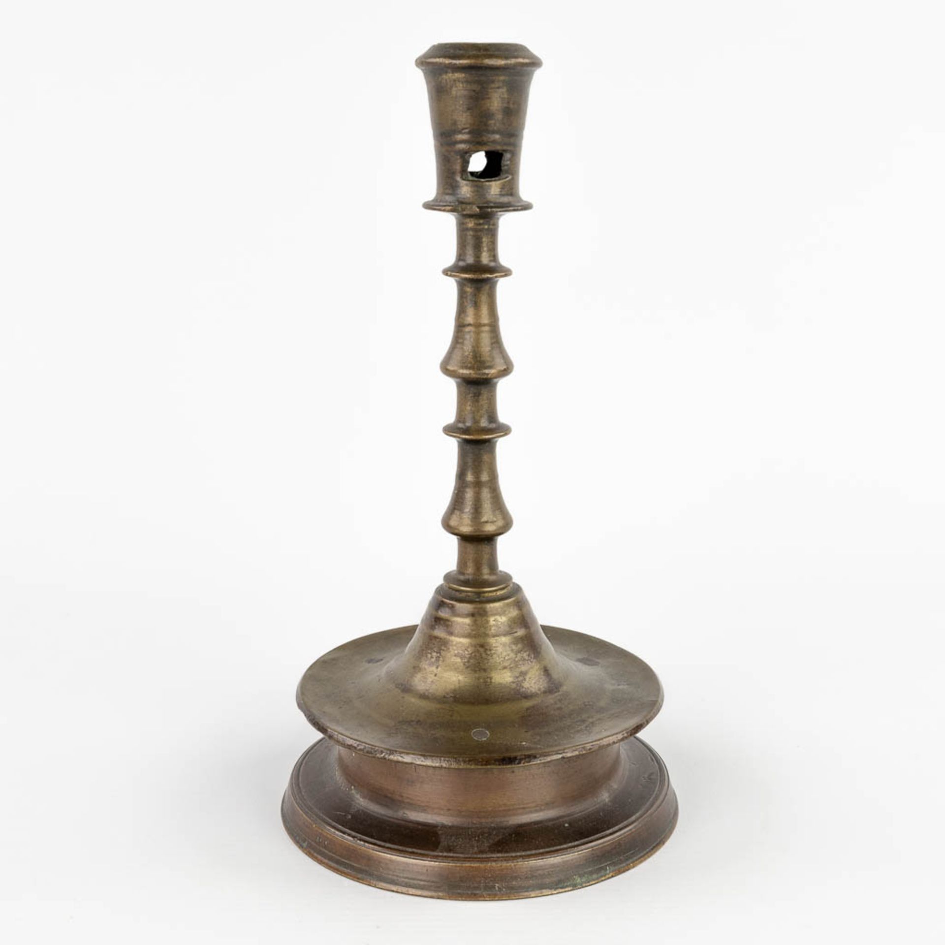 An antique Flemish or Dutch Button candlestick, bronze, 17th C (H:25 x D:13,3 cm) - Image 3 of 9