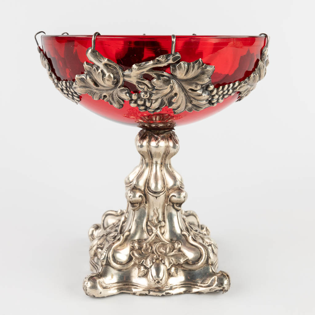 A red glass bowl on a silver base, decorated with grape vines. (H:20 x D:18,5 cm) - Image 4 of 14
