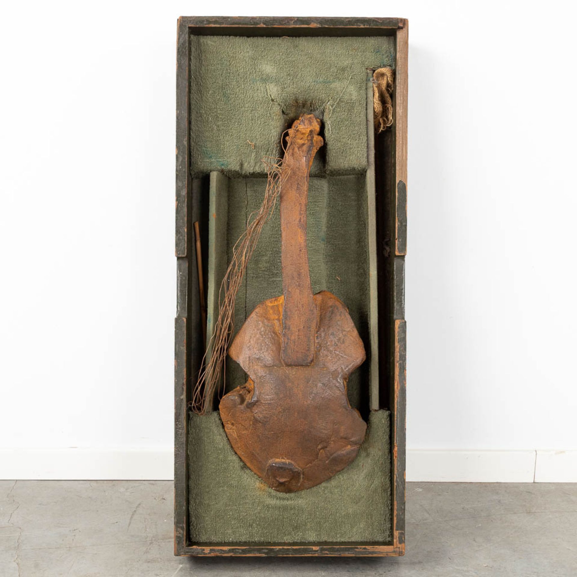 Isidoor GODDEERIS (1953) 'Violin' cast metal. (D:67 x W:26 cm)