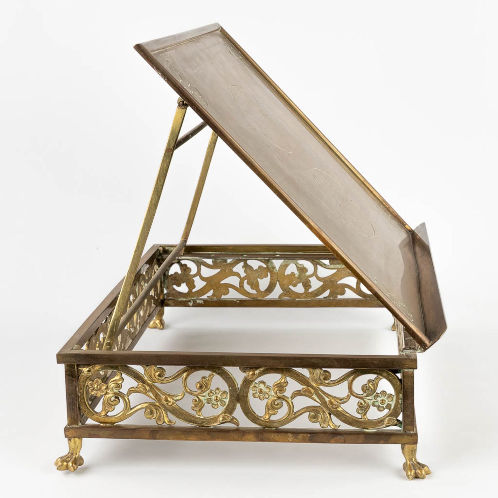 A lectern, bronze in a Gothic Revival style. Circa 1900. (D:30 x W:44 x H:35 cm) - Image 6 of 10