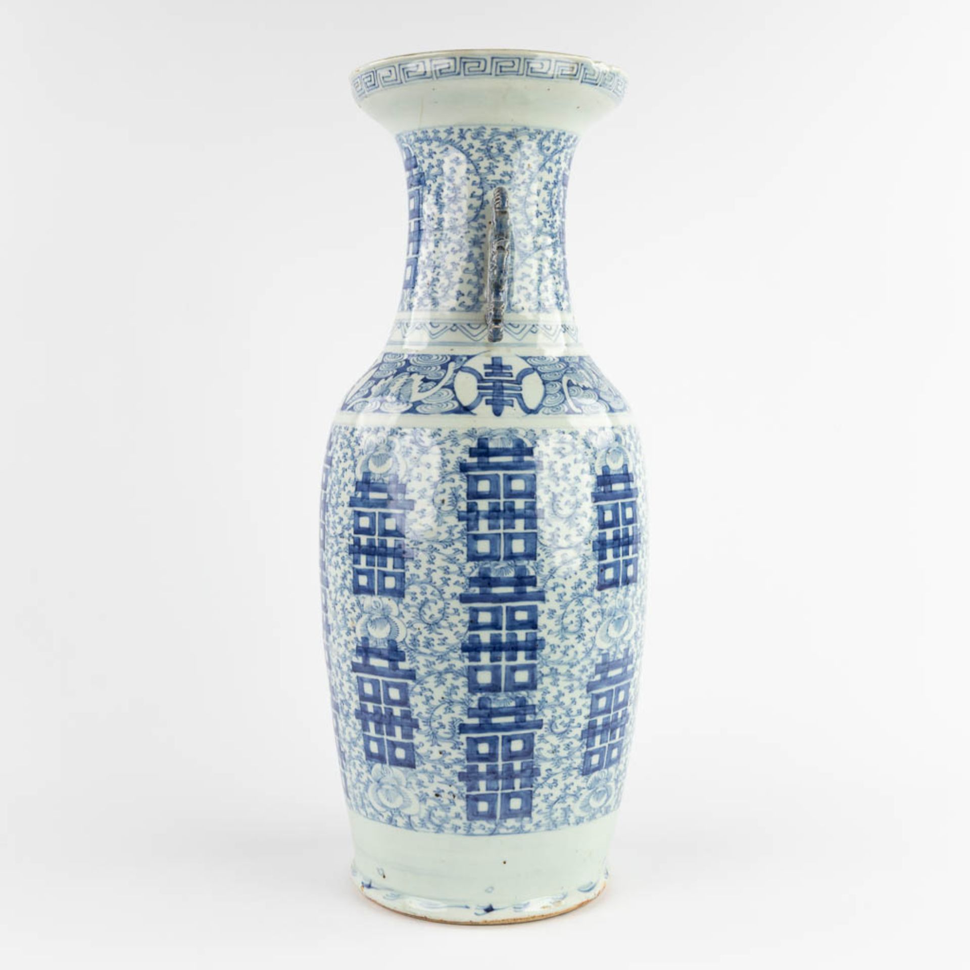 A Chinese vase, blue-white with a Double Xi, sign of happiness. 19th/20th C. (H:62 x D:25 cm) - Bild 4 aus 13