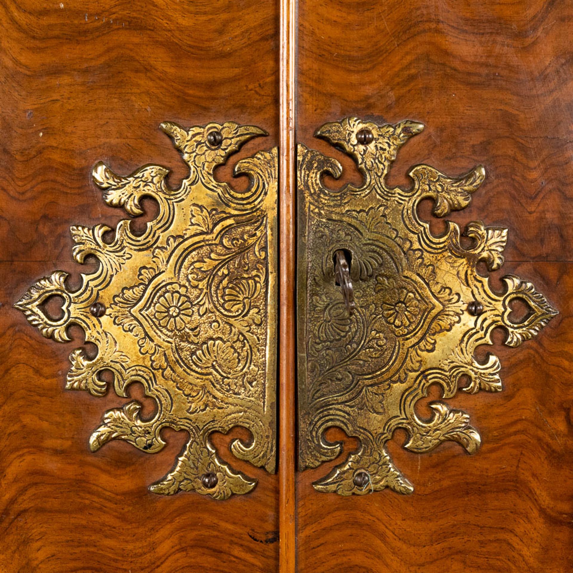 A Side cabinet, walnut veneer, England. 19th C. (D:45 x W:113 x H:107 cm) - Image 9 of 13