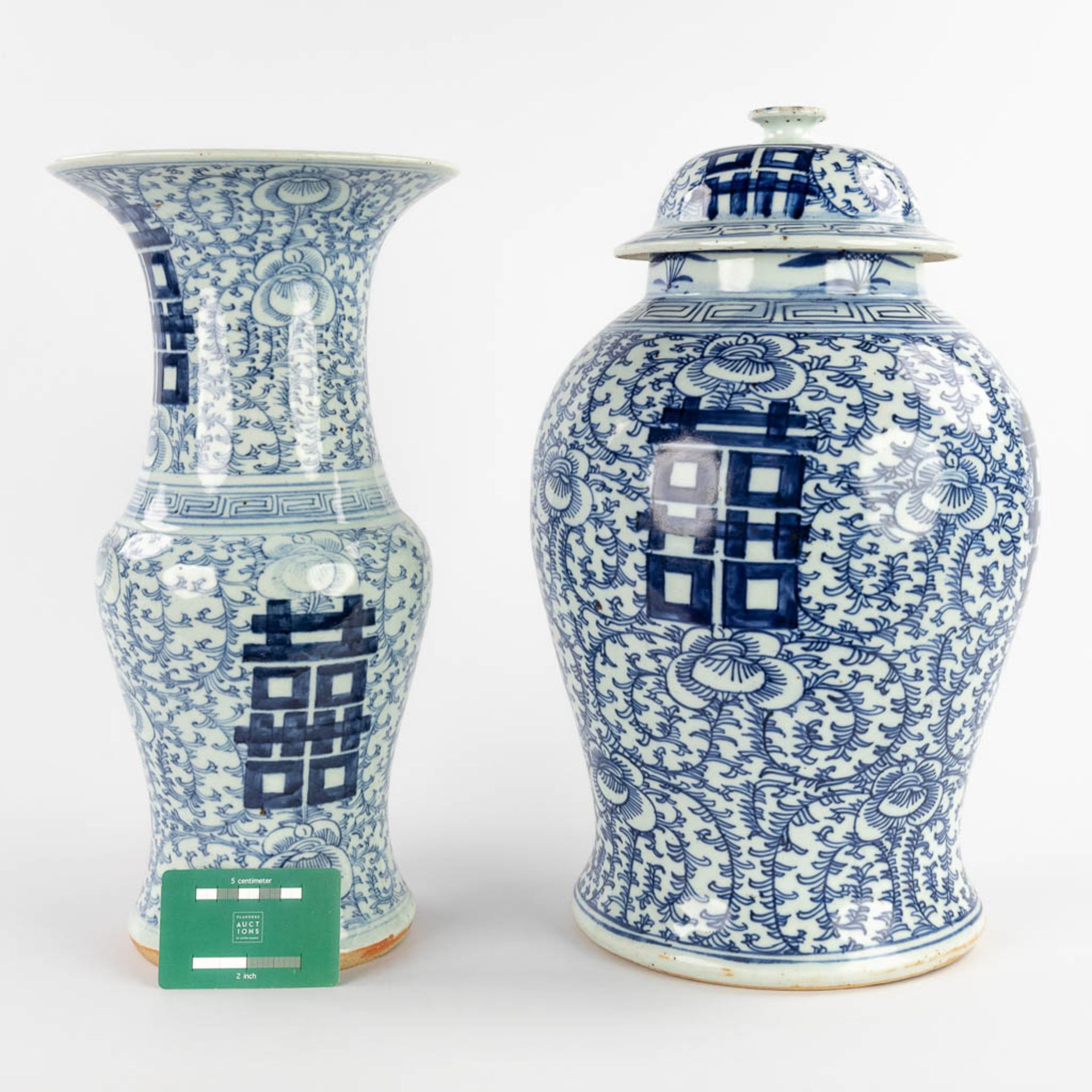 Two Chinese blue-white vases with double Xi-signs of happiness. 19th/20th C. (H:42 x D:25 cm) - Bild 2 aus 18