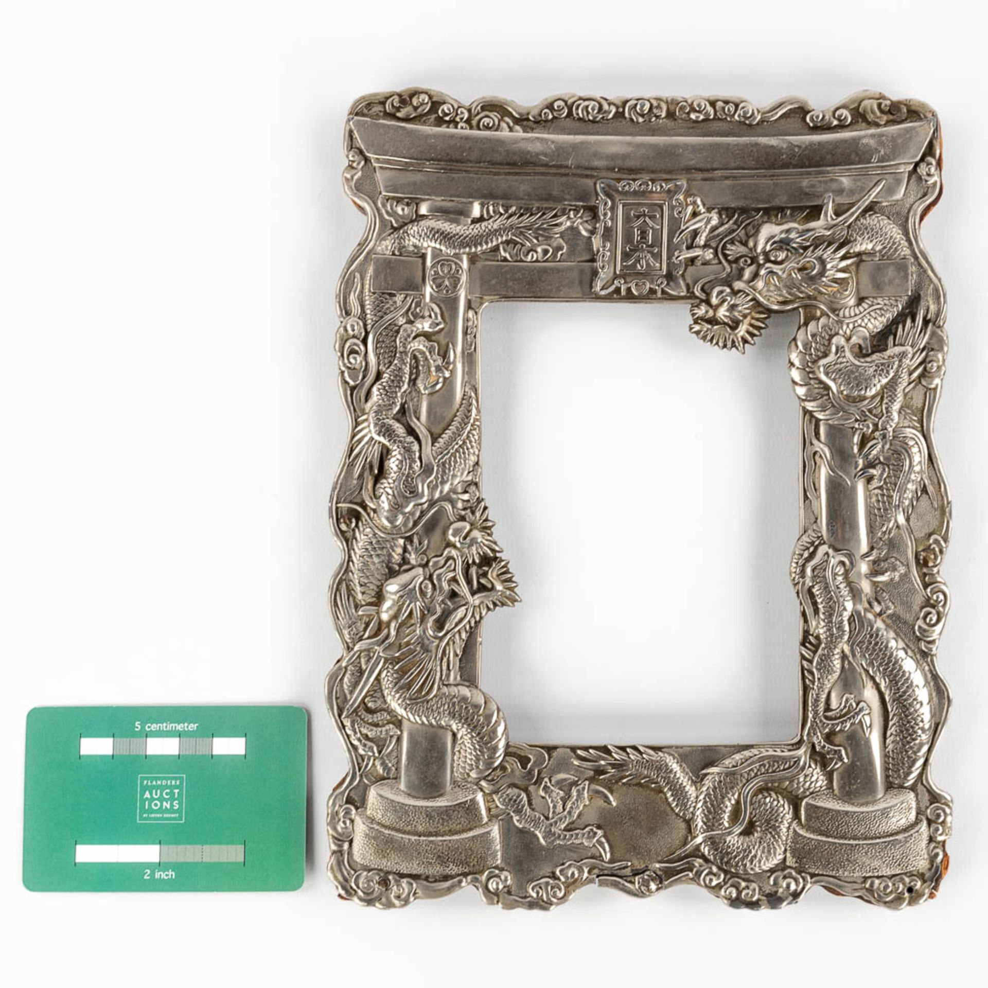 A Chinese picture frame, silver-plated, decorated with dragons near a temple entrance. 20th C. (W:19 - Bild 2 aus 9