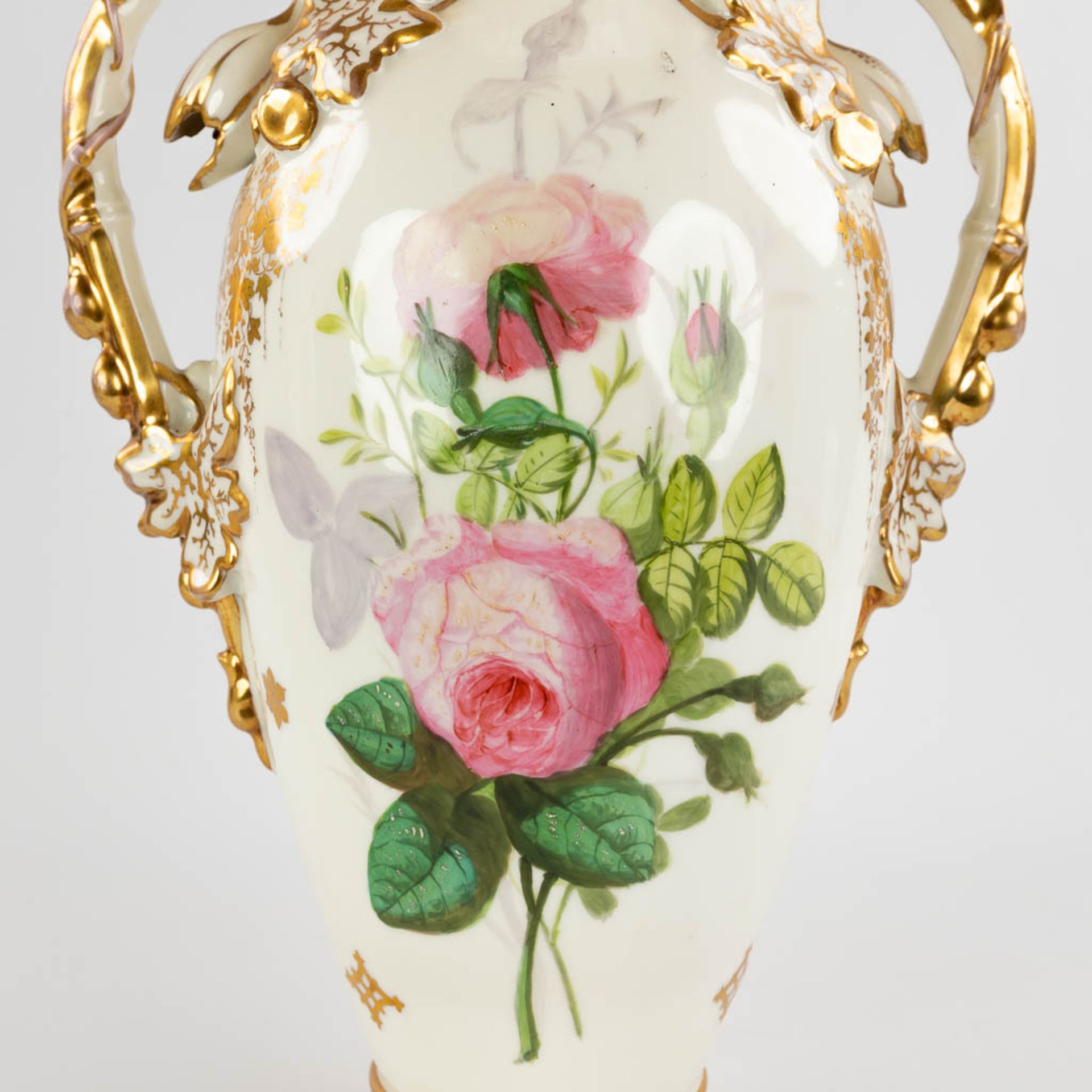 Vieux Bruxelles, a pair of vases with hand-painted flower decor. Circa 1900. (D:18 x W:27 x H:45 cm) - Bild 11 aus 17