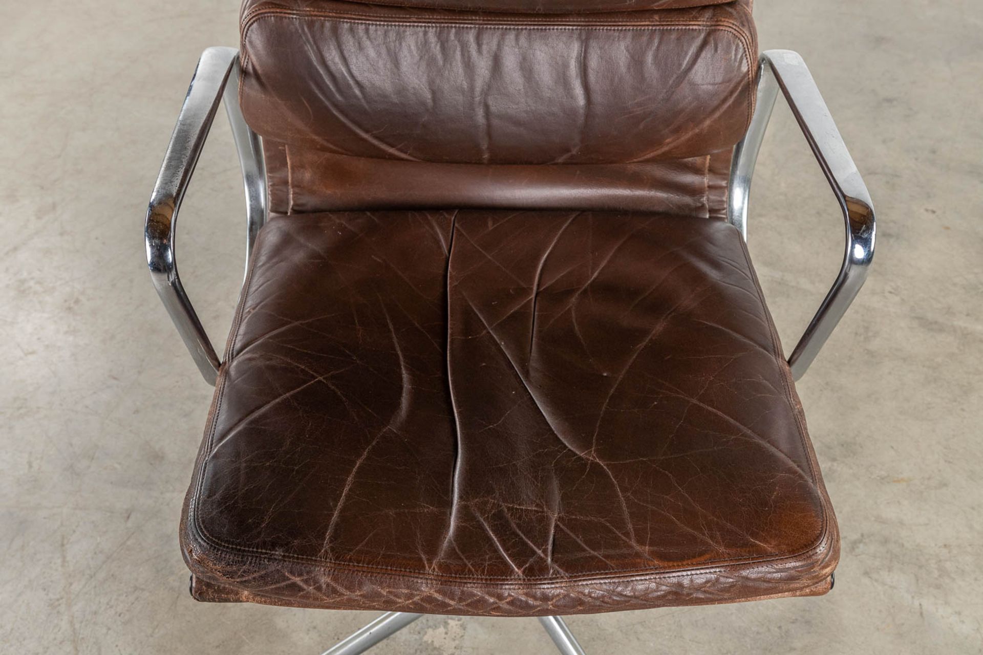 Charles &amp; Ray EAMES (XX-XXI) 'Soft Pad Office Chair' for Herman Miller. (D:111 x W:59 x H:63 cm) - Image 9 of 12