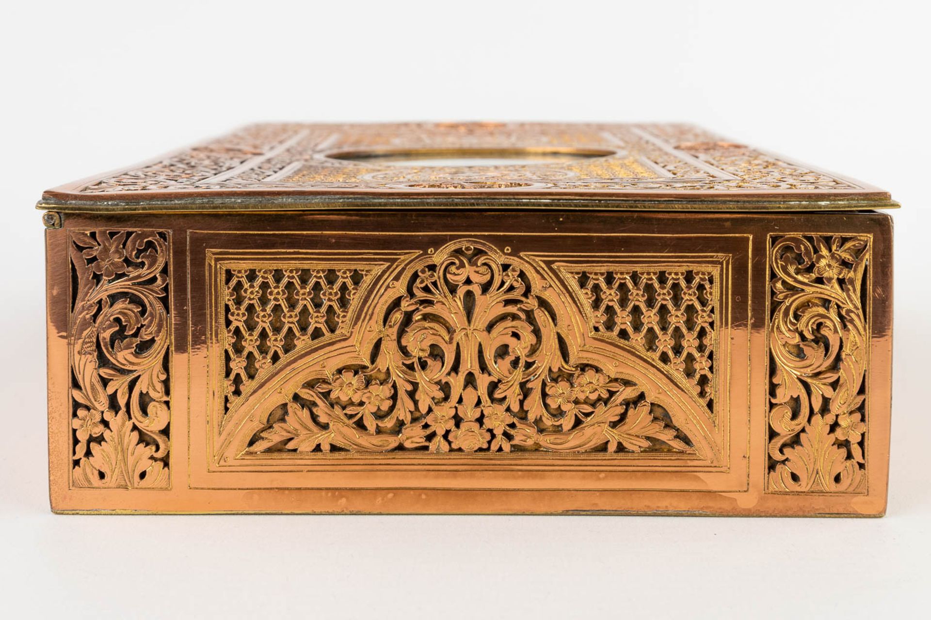 A jewellery box, ajoured brass and finished with a miniature painting. (D:16,7 x W:23 x H:6,5 cm) - Image 5 of 13