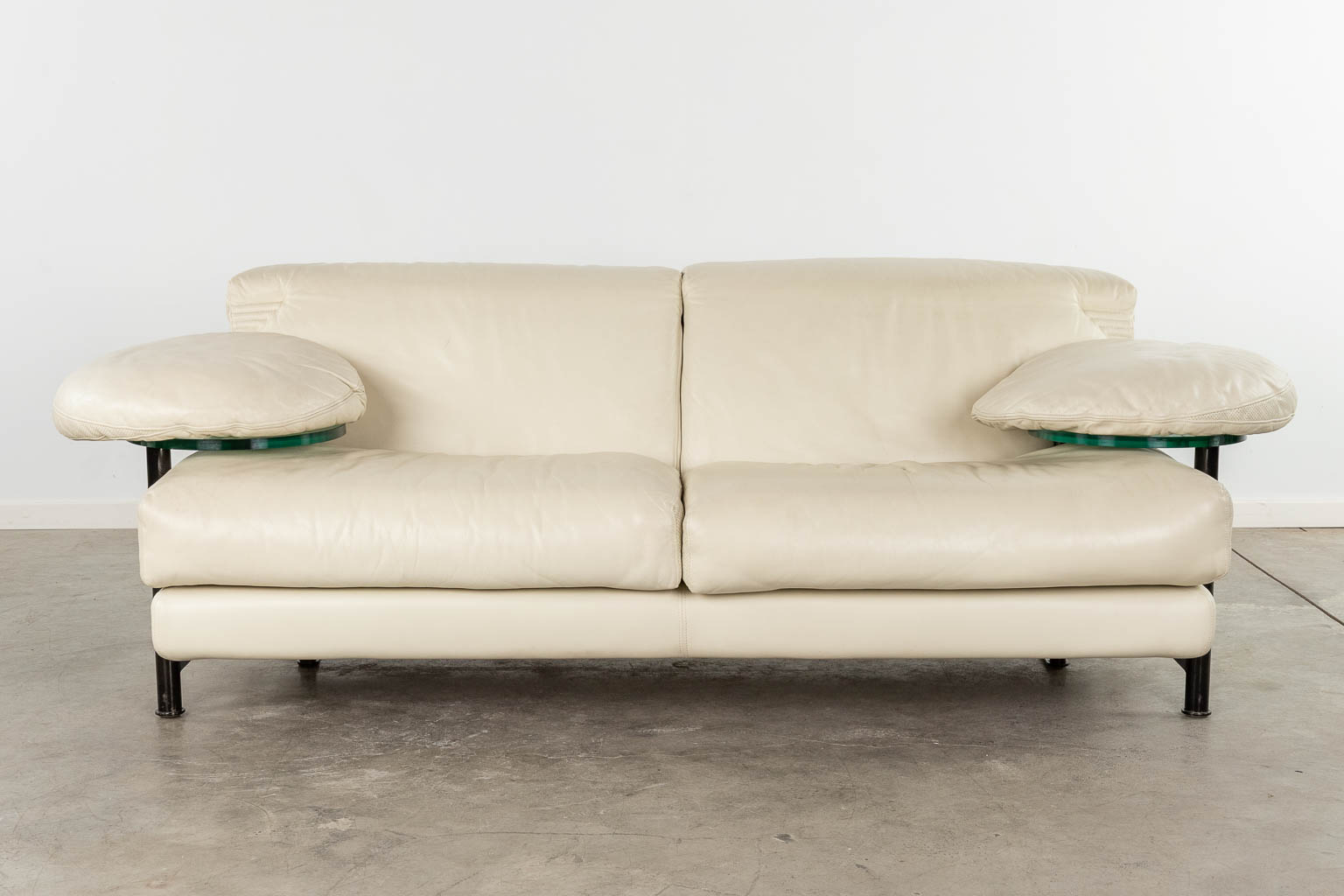 Paolo PIVA (1950-2017) 'Arca' for B&amp;B Italia. Two and Three seater leather sofa. (D:90 x W:250 x - Image 18 of 27