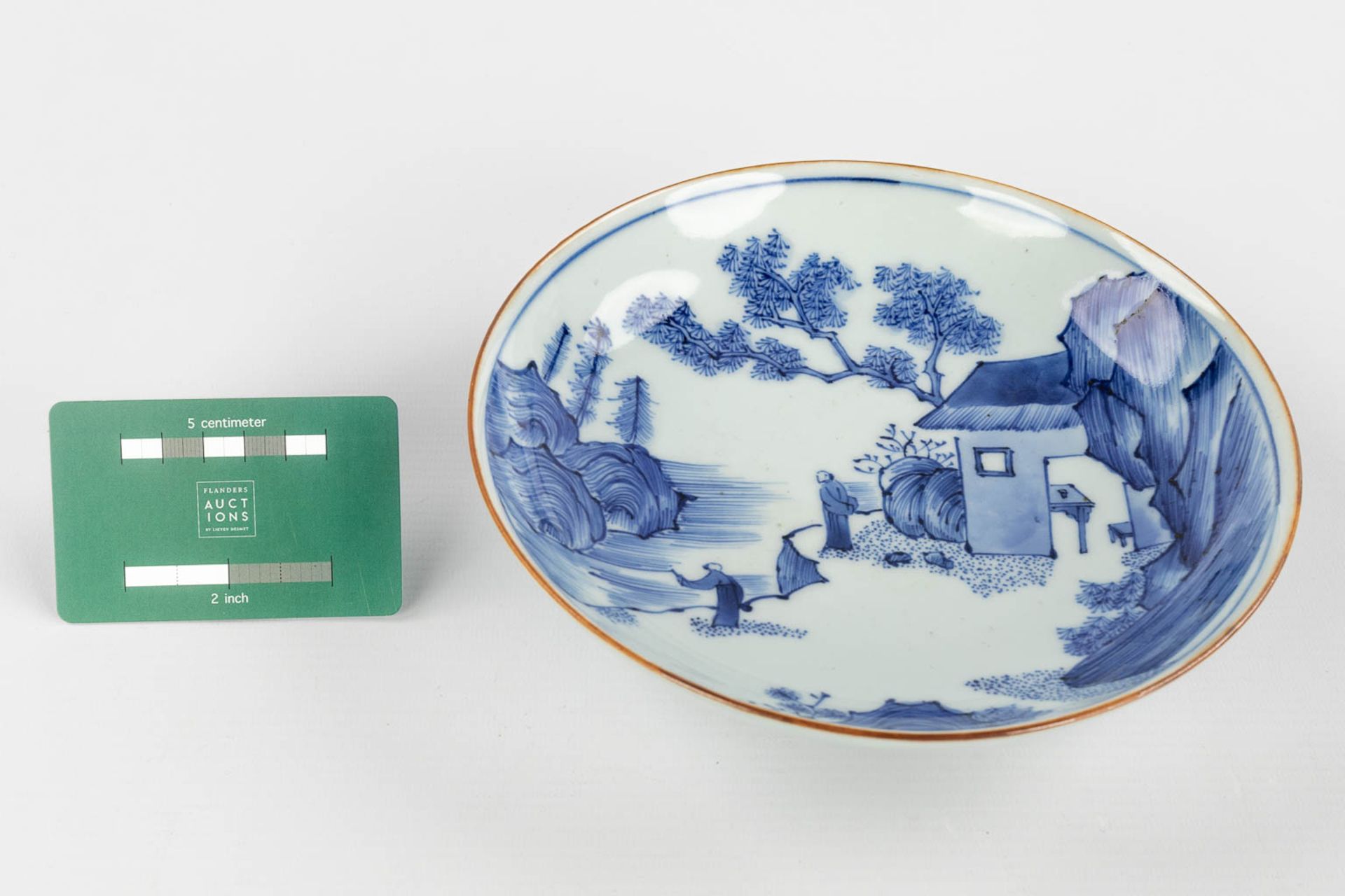 A Chinese bowl with a blue-white mountain landscape and figurines, Jiajing mark. 17th/18th C. (H:5 x - Bild 2 aus 9