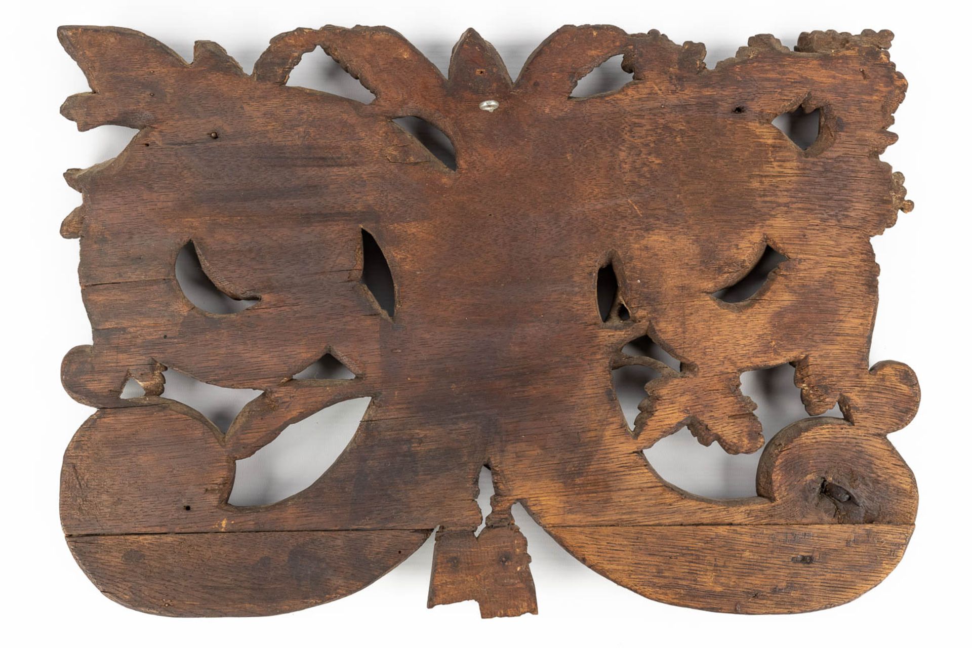 A pair of wood-sculptured panels, decorated with grapes, corn and wheat. 18th C. (W:51 x H:35 cm) - Bild 13 aus 13