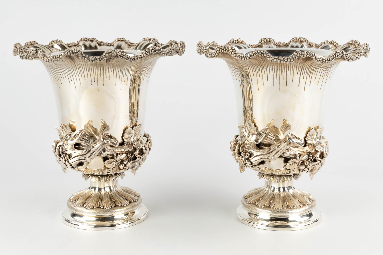 Elkington, UK, a pair of wine coolers, silver-plated metal and decorated with grape vines. 20th C. ( - Image 5 of 14