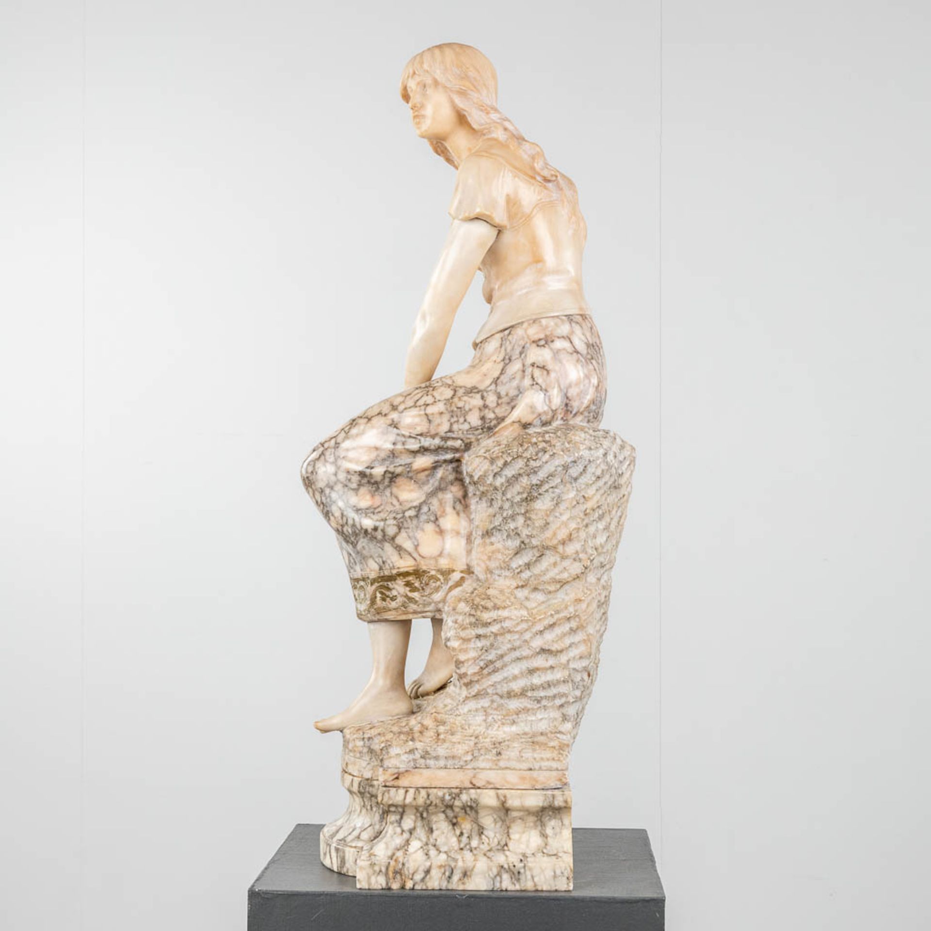 A statue of a lady, seated on a rock. Sculptured alabaster. 19th c. (D:27 x W:28 x H:88 cm) - Bild 3 aus 11