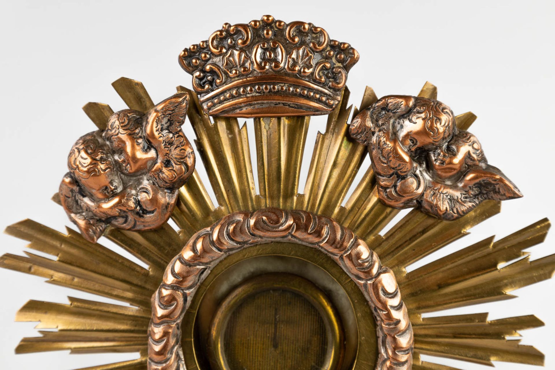 A small sunburst monstrance with a relic of the true cross. (D:11 x W:16 x H:29 cm) - Image 9 of 12