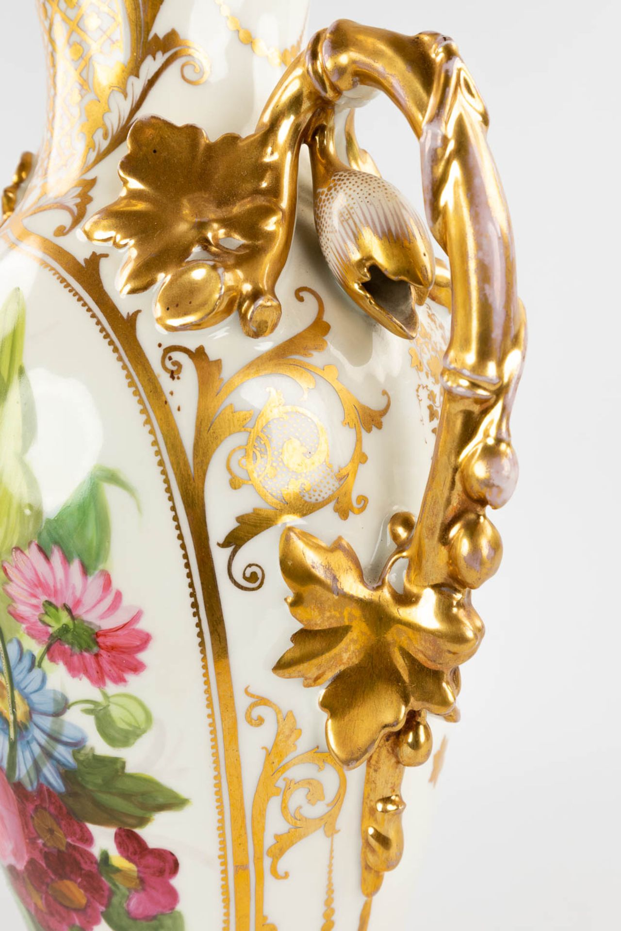 Vieux Bruxelles, a pair of vases with hand-painted flower decor. Circa 1900. (D:18 x W:27 x H:45 cm) - Bild 10 aus 17