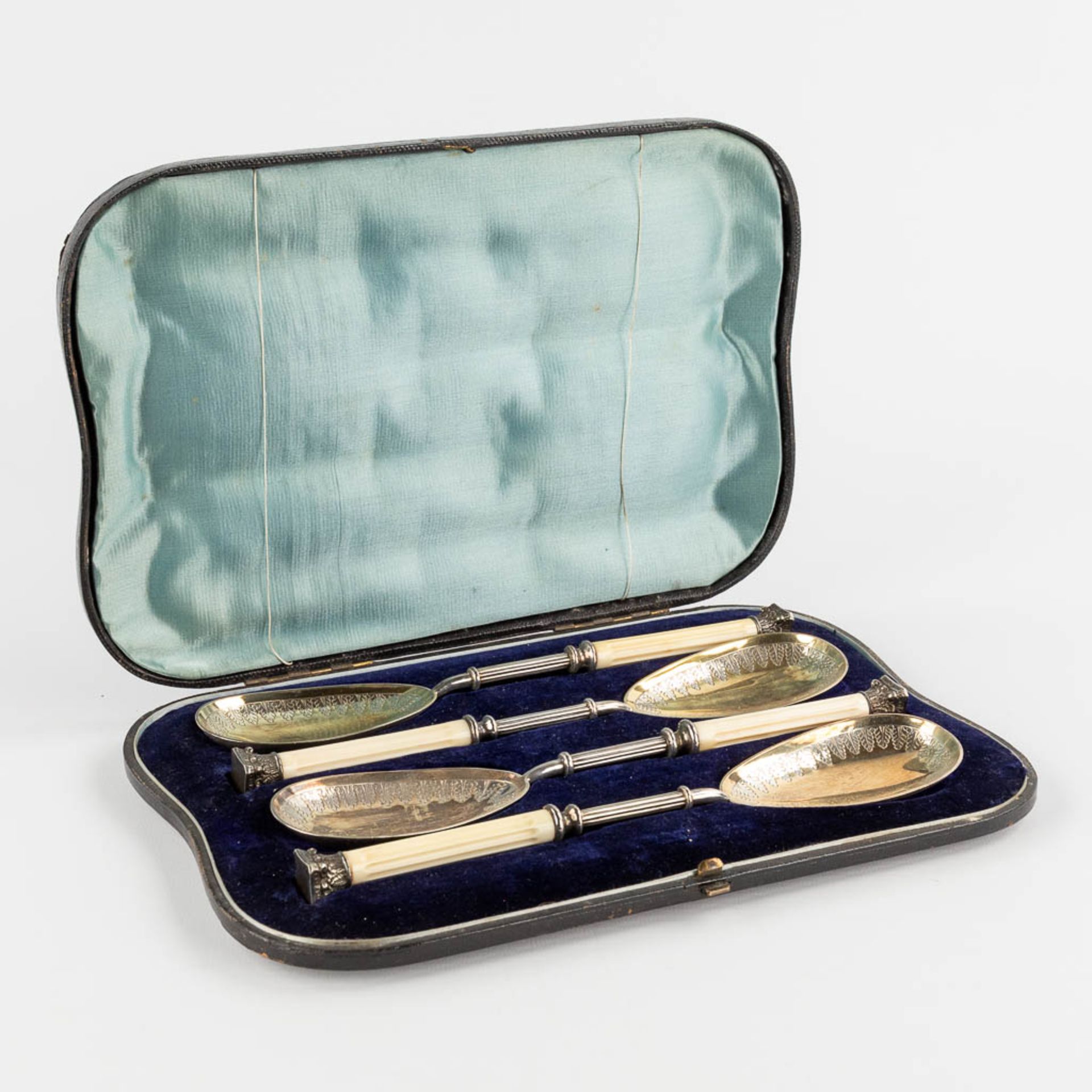 Martin Hall &amp; Cie, a set of 4 silver-plated Victorian spoons. UK, 19th C. (W:23,5 cm)
