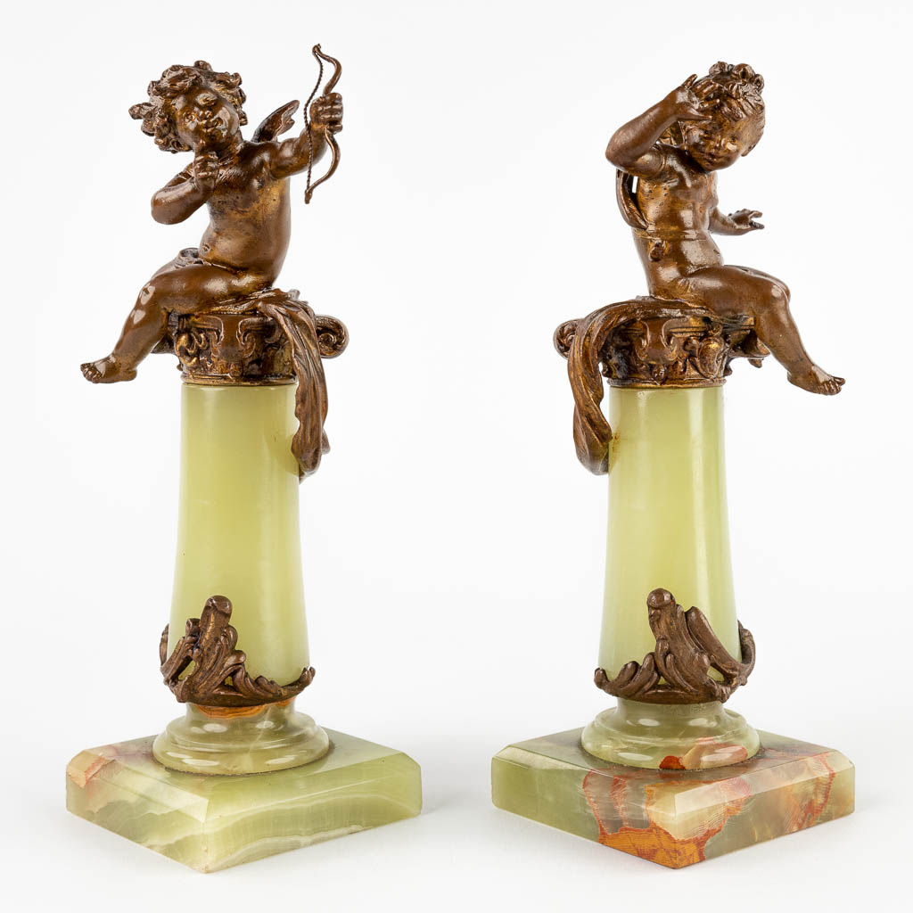 A pair of putti on a pedestal, spelter and onyx in Louis XV style. 19th C. (D:8 x W:8 x H:23 cm)