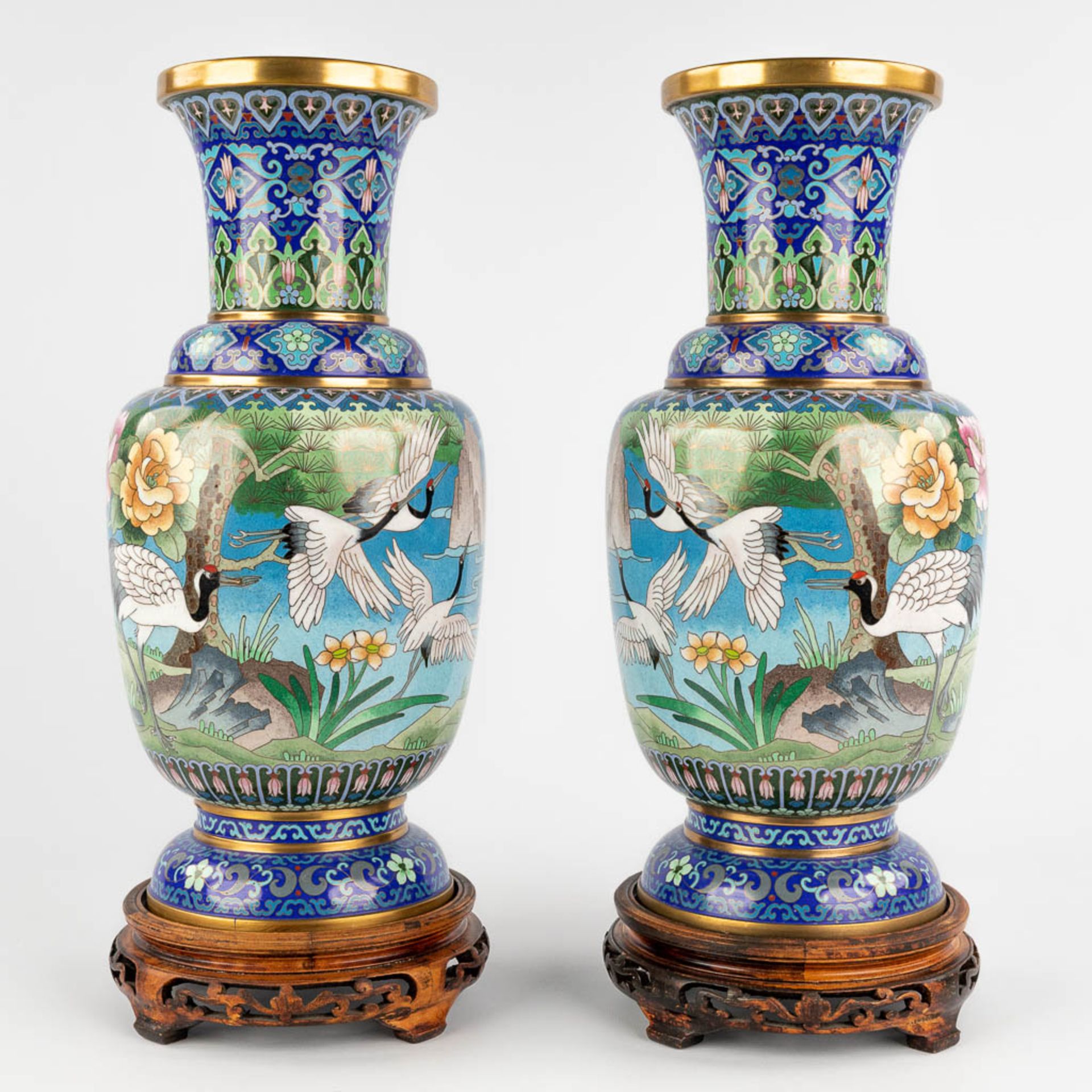 A pair of Chinese bronze cloisonné vases, decorated with cranes and flowers. 20th C. (H:39 x D:18 cm - Bild 5 aus 13