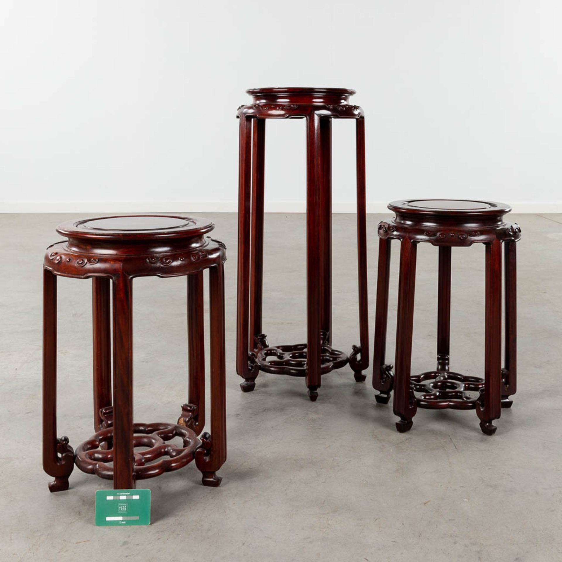 Three Oriental pedestals, sculptured hardwood. 20th C. (H:71 x D:30 cm) - Image 2 of 9