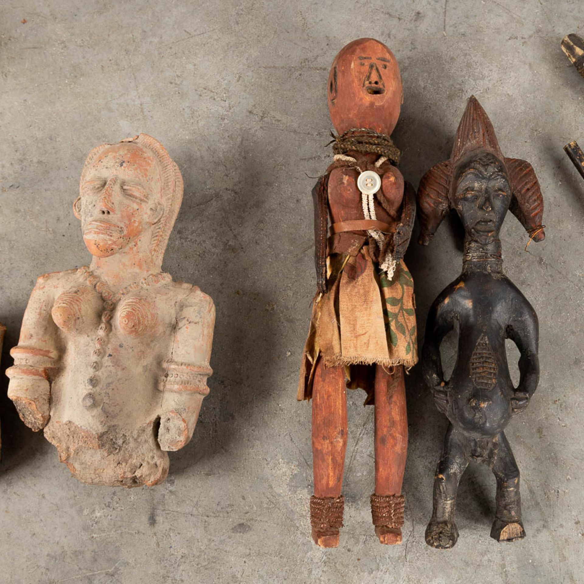 A collection of African masks and ceramic items. (H:124 cm) - Image 11 of 16