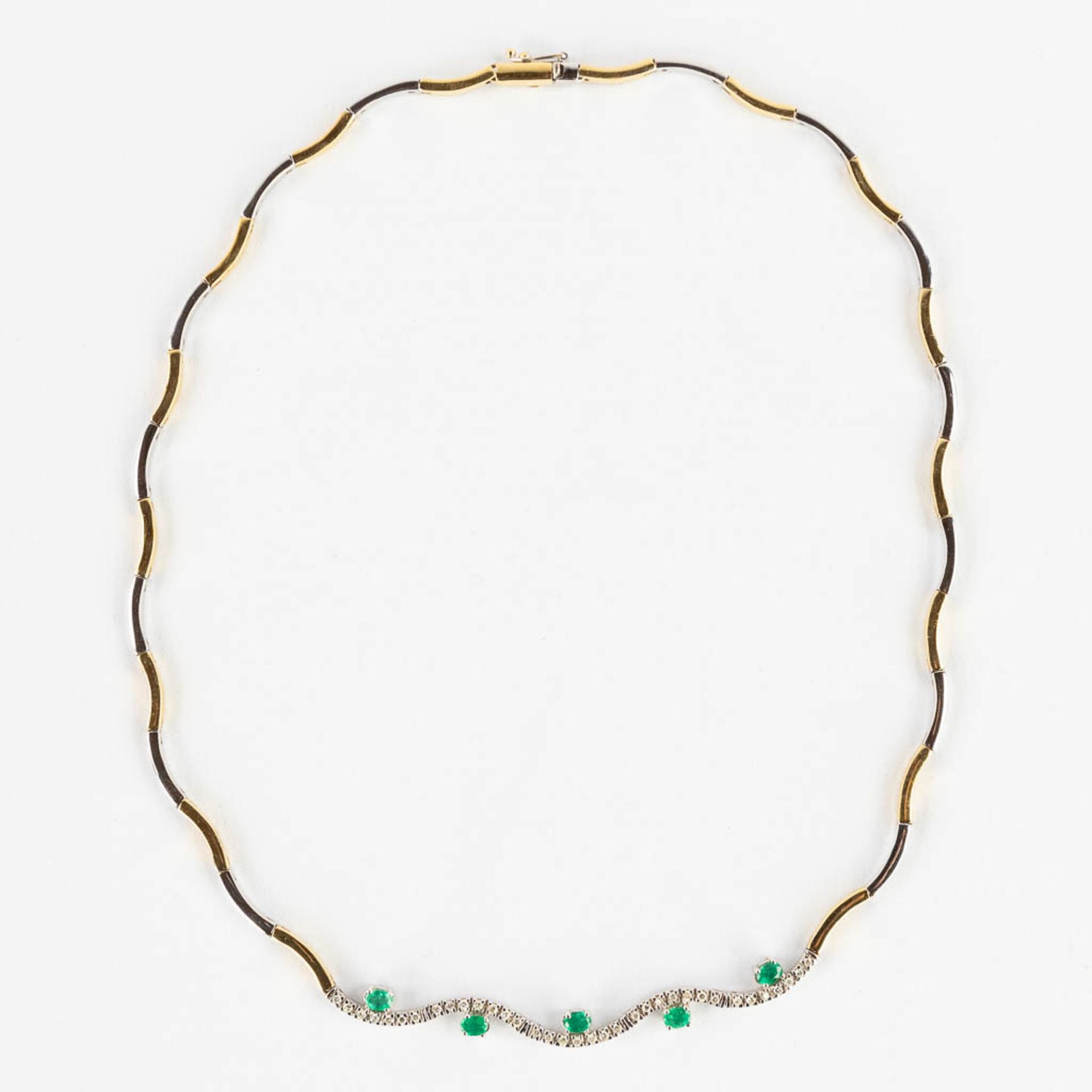 A necklace, 18 karats yellow and white gold, decorated with green, probably, emeralds. 24,67g. - Image 3 of 11