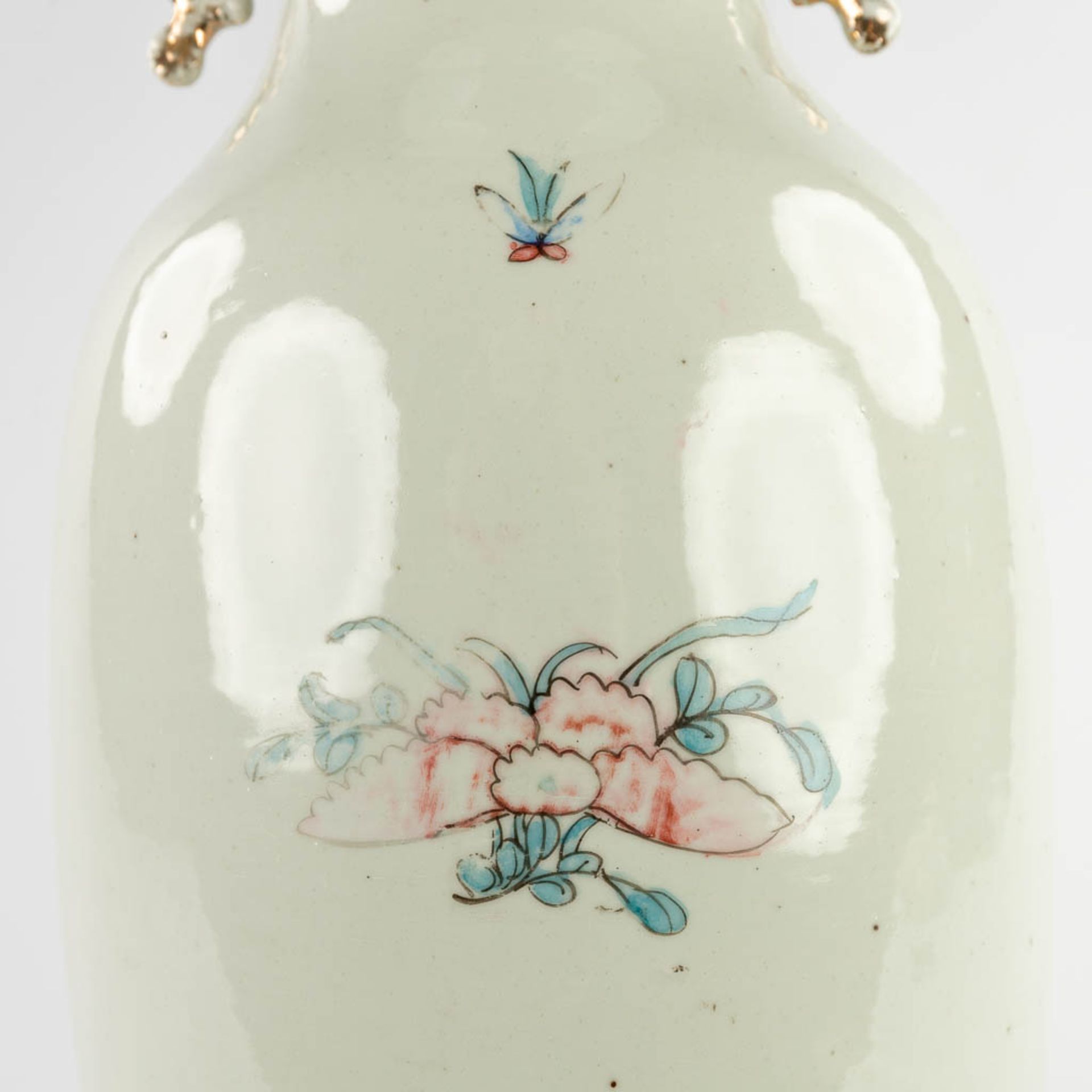 A Chinese vase, decorated with ladies in the garden. 19th/20th C. (H:58 x D:23 cm) - Bild 12 aus 12