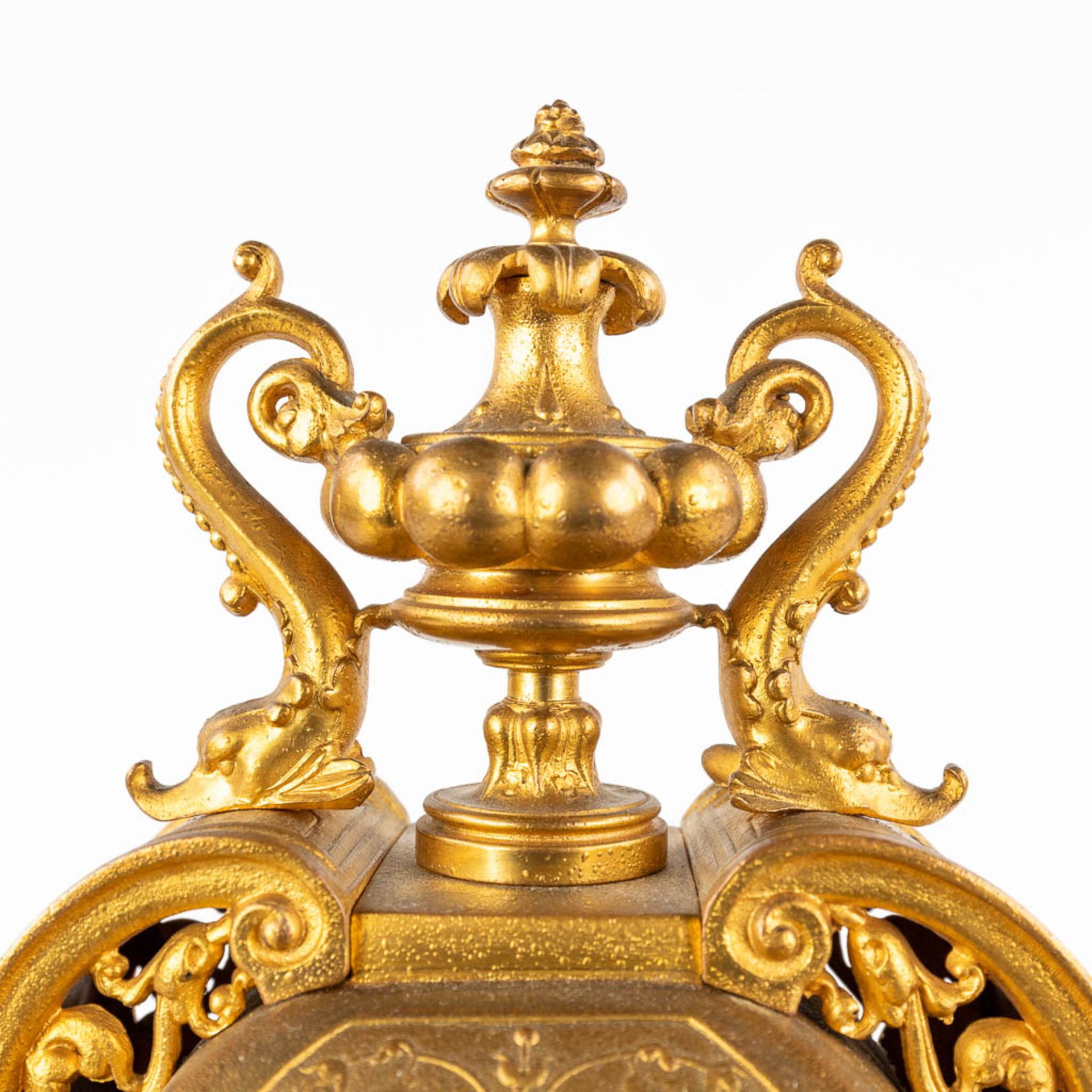 A mantle clock, Neoclassical style, gilt spelter. 19th C. (D:13 x W:27 x H:40 cm) - Image 8 of 13