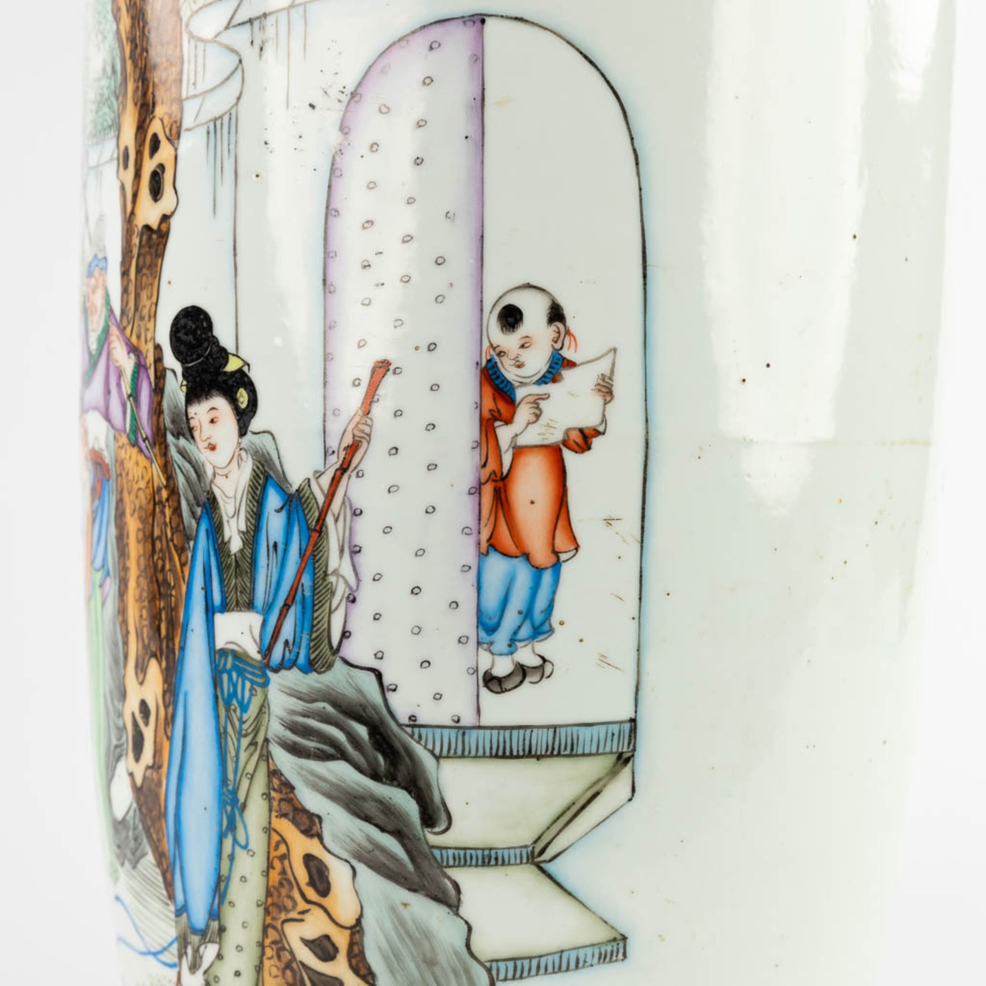 A Chinese vase, decorated with figurines in a garden. 19th/20th C. (H:57 x D:23 cm) - Bild 13 aus 15