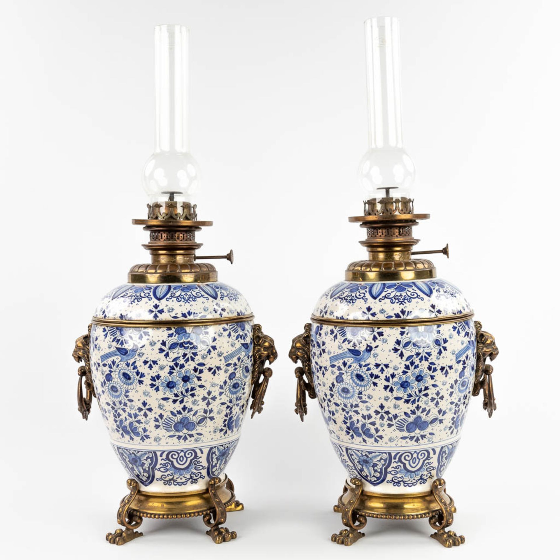 A pair of oil lamps, Delfts faience, 19th C. (D:23 x W:28 x H:68 cm) - Bild 8 aus 18