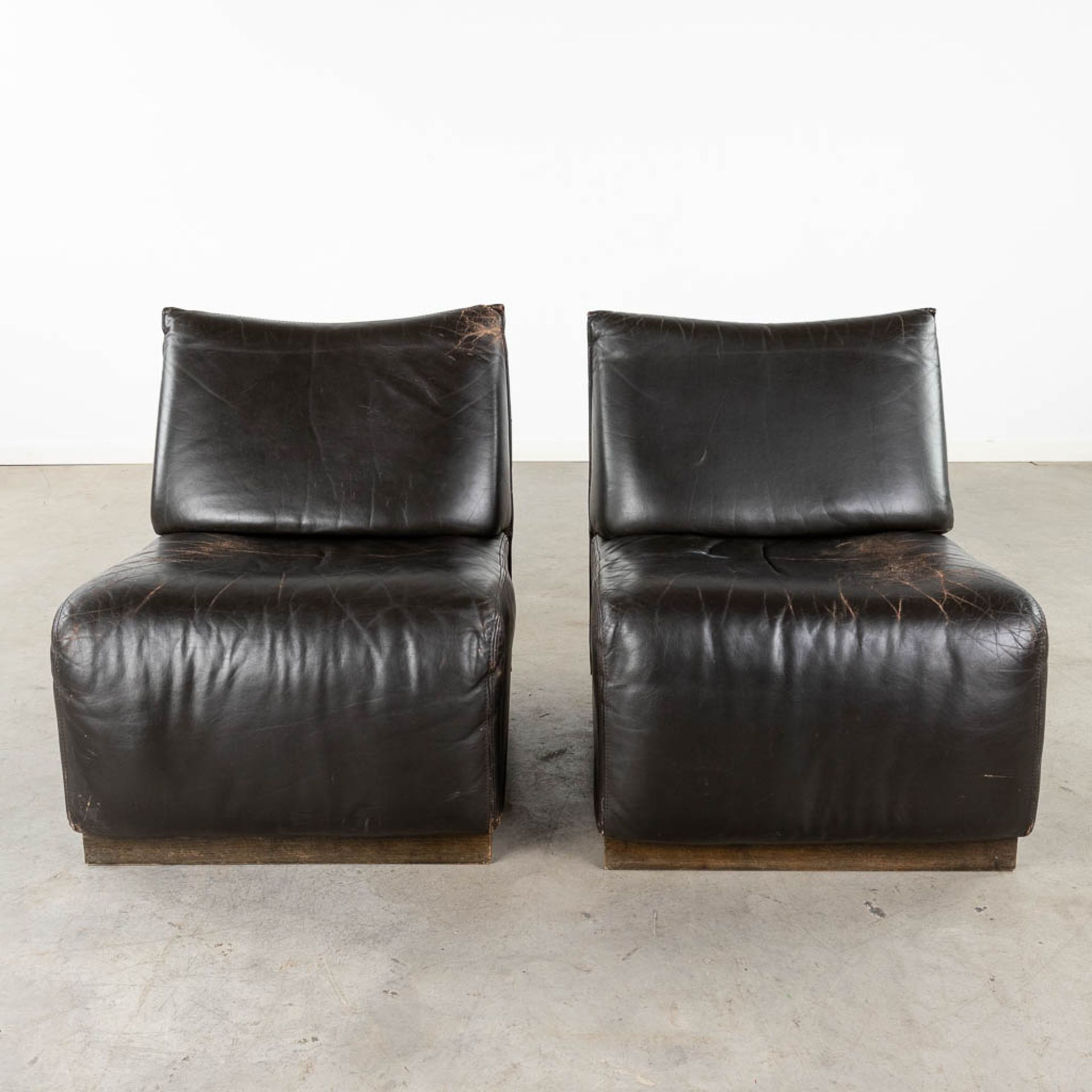 A pair of mid-century black leather relax chairs, Jori, Belgium. (D:62 x W:74 x H:75 cm) - Bild 3 aus 13