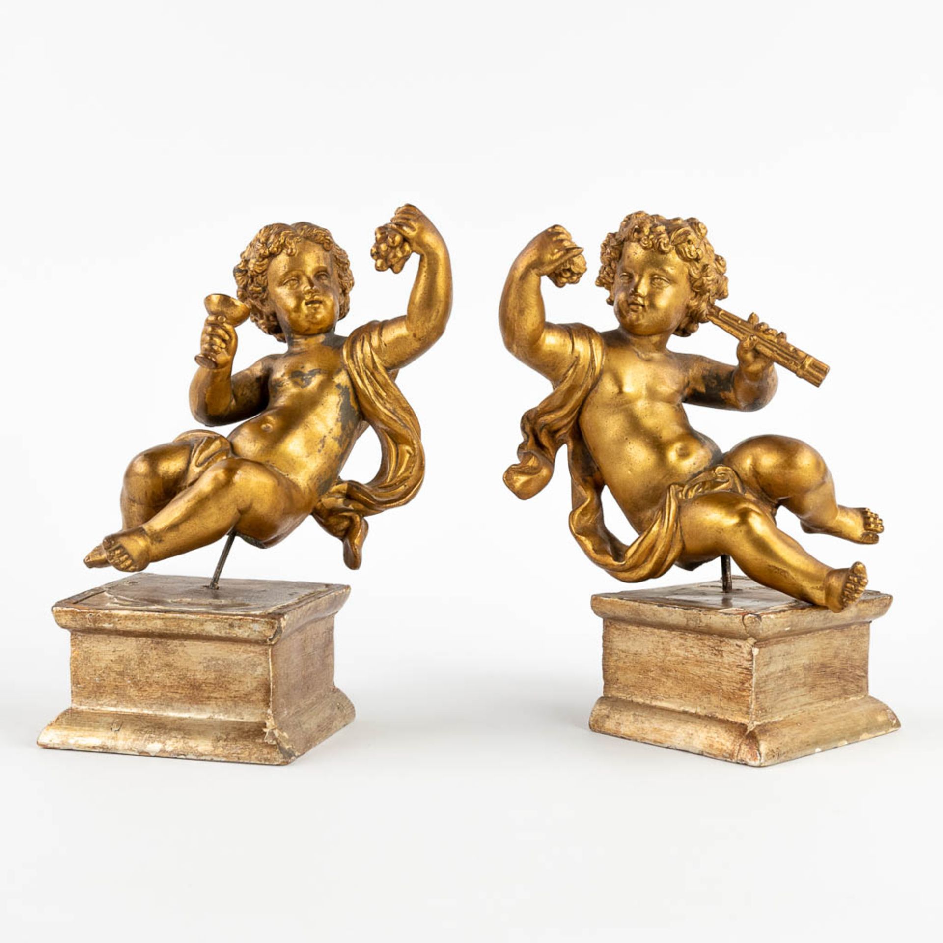 A pair of angels, gilt spelter and mounted on a wood base. 19th C. (W:12 x H:18 cm) - Image 3 of 14