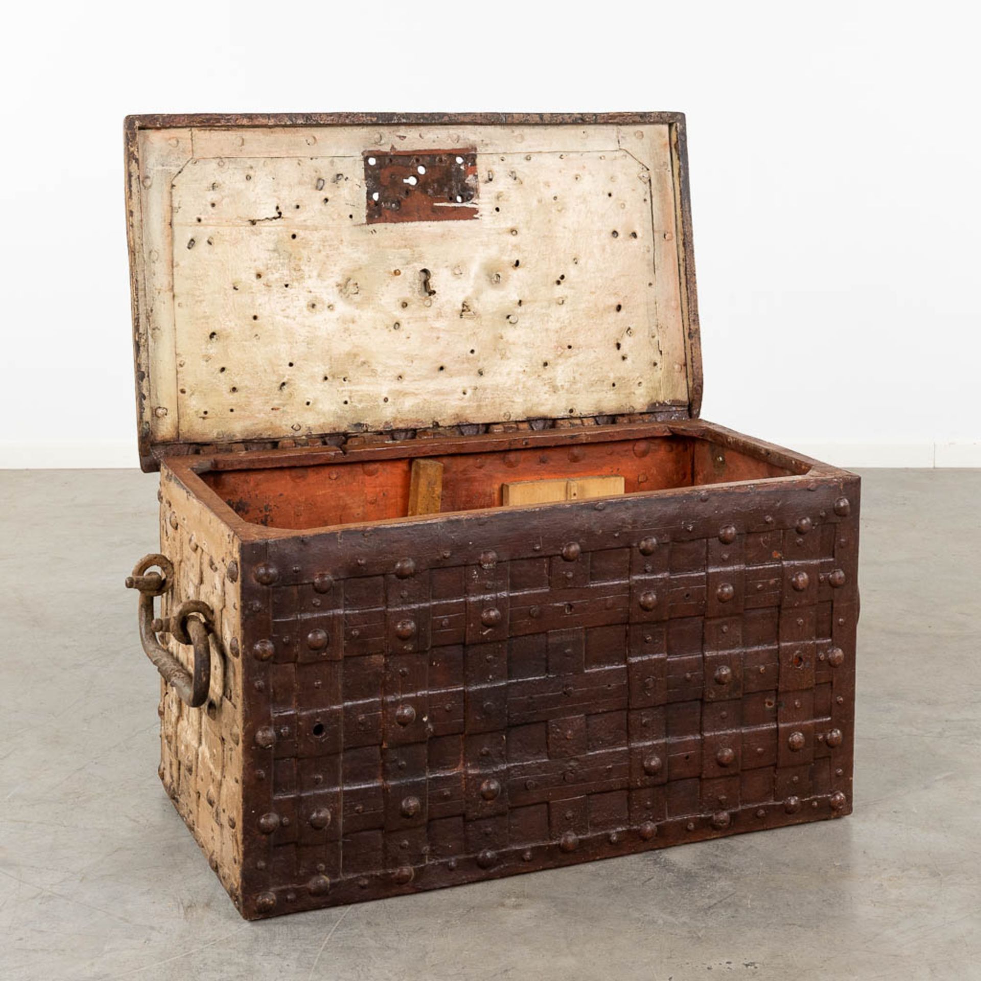 An antique metal chest in the style of Nuremberg chests, with a wrought iron exterior. 18th C. (D:51 - Image 3 of 9